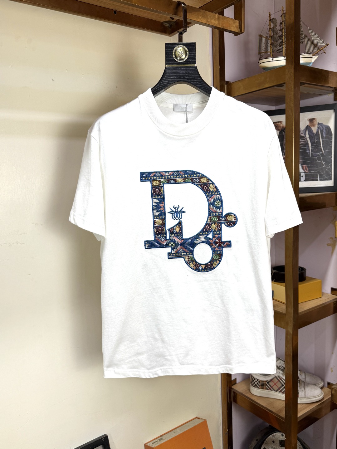 NO:516251,DIOR, Fat Brother Gospel, the largest XL wearable pound, the top round neck, casual short sleeves, the top version, high-end custom versatile style, anyone can easily control the fabric, the latest logo design of the luxurious classic brand on the chest, which is very high-end and must be entered if you understand the goods!  The style and tailoring are slim styles, which are very exquisite, showing aura and highlighting the exquisiteness of business men. This is the unique feature, the right slim fit, and the upper body effect is very good!  Size XS-XL (counter code is equivalent to M-3XL), dior, dior, T-shirt, alexander wang19860909DIOR 迪奥 胖哥福音最大XL可穿斤 顶级圆领休闲短袖 顶级版本 高级定制百搭款式 任何人都可以轻松驾驭 面料全订制工艺 胸前奢华经典品牌最新logo设计,非常显档次懂货的必须入！版型剪裁属于修身款 非常精致,显气场,又会凸显商务男士的精致,这就是独到之处,恰到好处的修身,上身效果非常赞！尺码XS-XL（专柜码等同M-3XL）,,dior,dior,T-shirt,alexander wang,Men's clothing