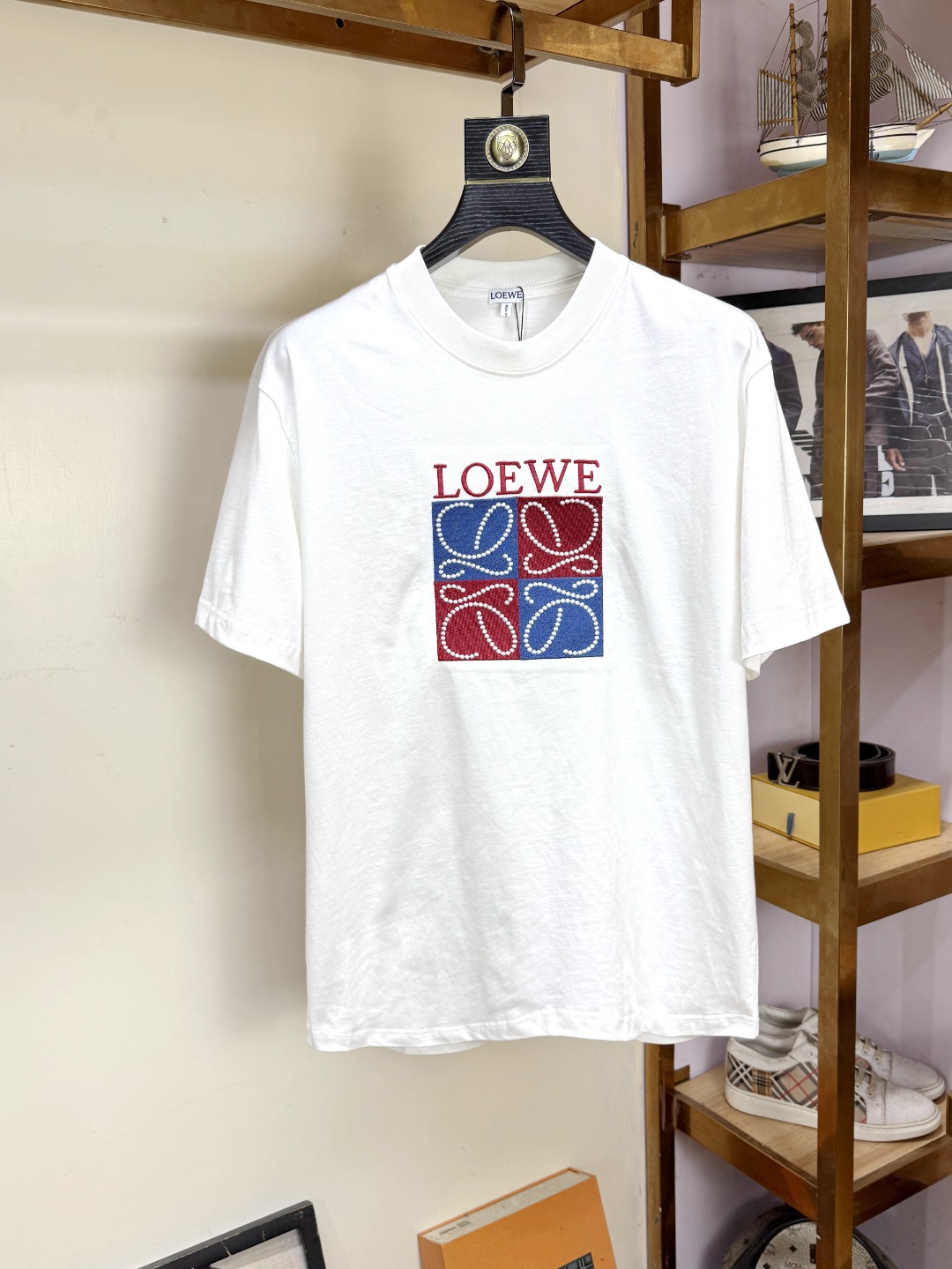 NO:516222,Loewe, Fat Brother Gospel Maximum XL Wearable Top Round Neck Casual Short Sleeve Top Version, High-end Customized and Versatile Styles, Anyone can easily control the fabric, full customization and craftsmanship, the latest logo design of the luxurious classic brand on the chest, which is very high-end and must be entered if you understand the goods!  The style and tailoring are slim styles, which are very exquisite, showing aura and highlighting the exquisiteness of business men. This is the unique feature, the right slim fit, and the upper body effect is very good!  Size XS-XL (counter code is equivalent to M-3XL), loewe,loewe,T-shirt,alexander wang19860909Loewe 罗意威 胖哥福音最大XL可穿斤 顶级圆领休闲短袖 顶级版本 高级定制百搭款式 任何人都可以轻松驾驭 面料全订制工艺 胸前奢华经典品牌最新logo设计,非常显档次懂货的必须入！版型剪裁属于修身款 非常精致,显气场,又会凸显商务男士的精致,这就是独到之处,恰到好处的修身,上身效果非常赞！尺码XS-XL（专柜码等同M-3XL）,,loewe,loewe,T-shirt,alexander wang,Men's clothing