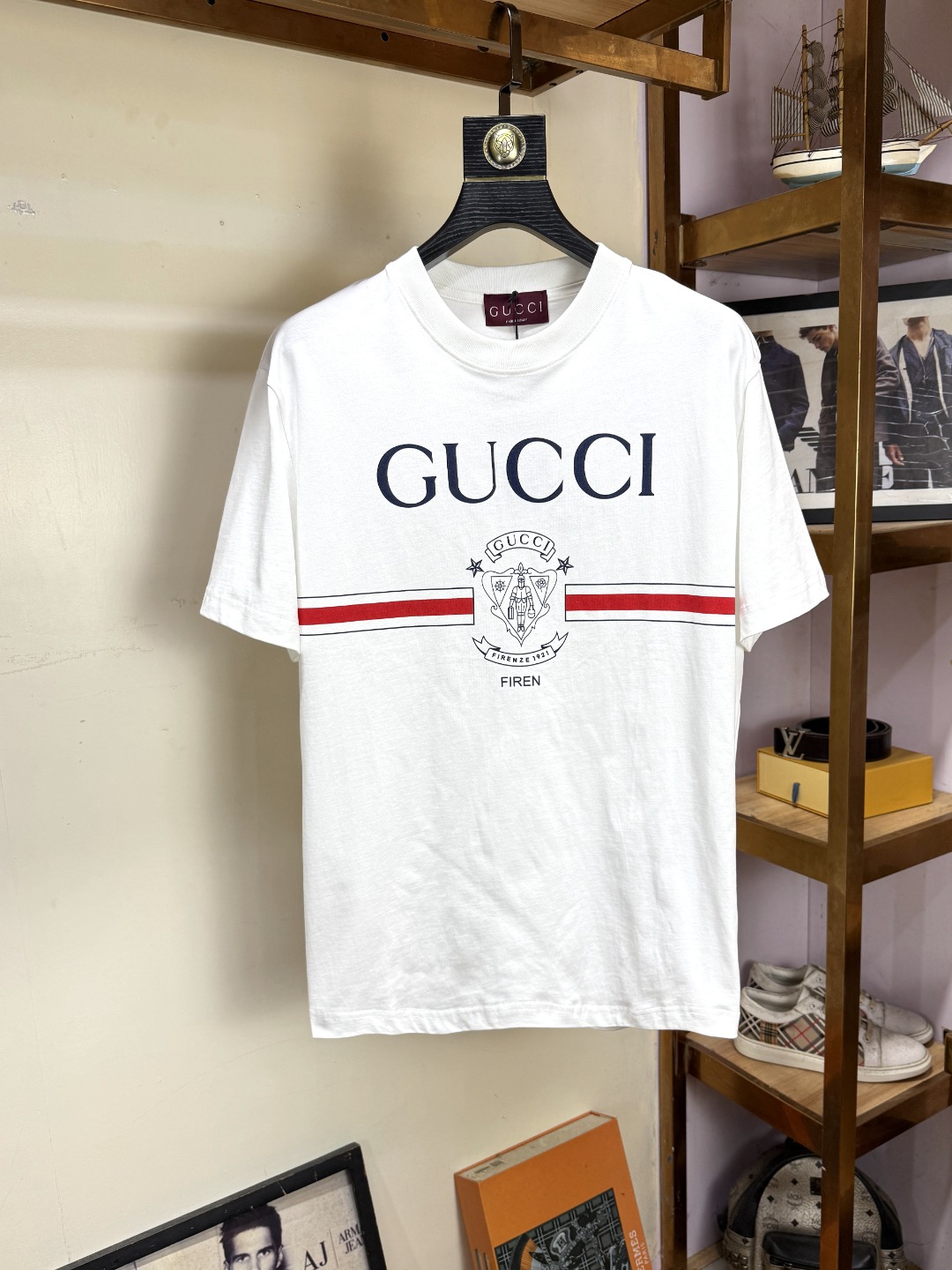 NO:516255,Gucci Gucci Fat Brother Gospel Maximum XL Wearable Top Round Neck Casual Short Sleeve Top Version High-end Customized and Versatile Styles Anyone can easily control the fabric fully customized craftsmanship The latest logo design of the luxurious classic brand on the chest is very high-end, and those who understand goods must enter!  The style and tailoring are slim styles, which are very exquisite, showing aura and highlighting the exquisiteness of business men. This is the unique feature, the right slim fit, and the upper body effect is very good!  Size XS-XL (counter code is equivalent to M-3XL), gucci, T-shirt, alexander wang19860909Gucci 古奇 胖哥福音最大XL可穿斤 顶级圆领休闲短袖 顶级版本 高级定制百搭款式 任何人都可以轻松驾驭 面料全订制工艺 胸前奢华经典品牌最新logo设计,非常显档次懂货的必须入！版型剪裁属于修身款 非常精致,显气场,又会凸显商务男士的精致,这就是独到之处,恰到好处的修身,上身效果非常赞！尺码XS-XL（专柜码等同M-3XL）,,gucci,T-shirt,alexander wang,Men's clothing