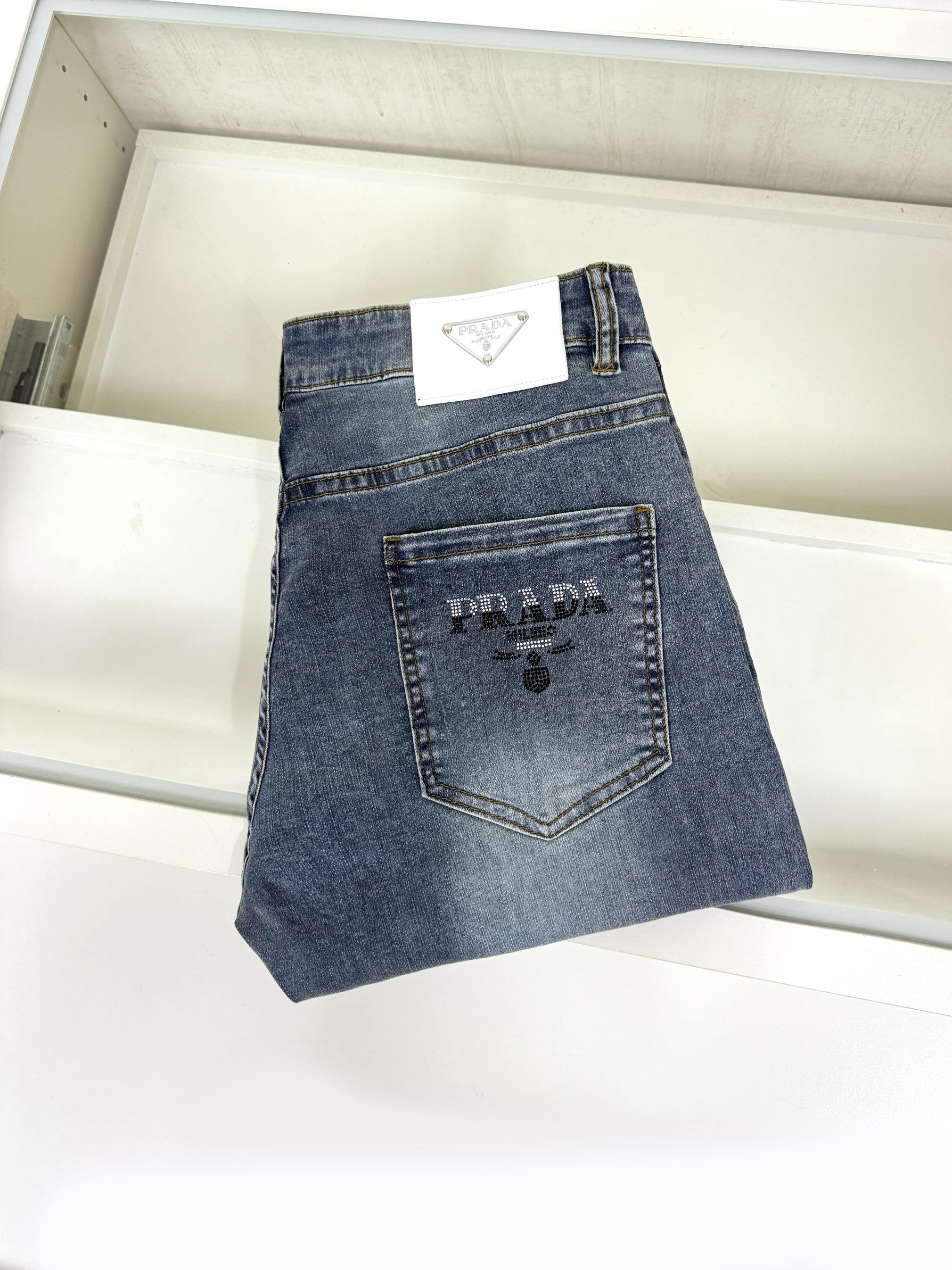 NO:516464,Prada Prada is coming, new models and new products are available for sale in the counter. The original jeans in physical stores are already 1:1 good products for the original 1:1 of all ages. The highest version of imported European fabrics in the market is comfortable, soft and skin-friendly, with super cool and fashionable and versatile upper body effect, straight and stylish, a must-have for the wardrobe!  Suitable for any occasion Size 29-38, prada, prada, jeans, alexander wang19860909Prada 普拉达 爆款来袭 新款新品 专柜有售 实体店已极品牛仔裤专柜原版1:1好货,适合各个年龄段.市场最高版本的欧洲进口面料.舒适柔软亲肤,上身效果超级棒时尚百搭,笔挺有型,衣橱必备！适合任何场合穿着 尺码29-38,,prada,prada,jeans,alexander wang,Men's clothing