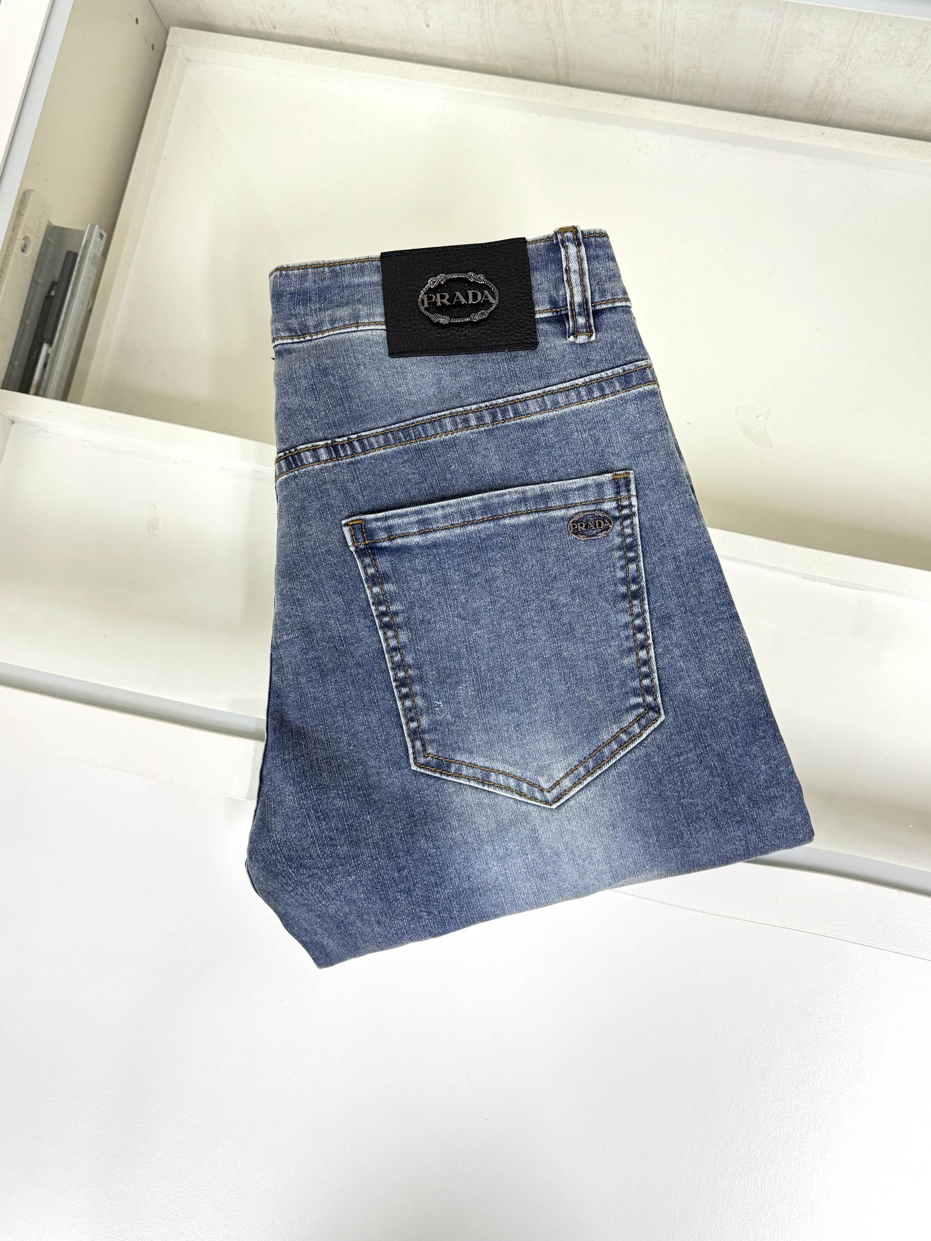 NO:516467,Prada is coming, new styles and new products are available for sale in physical stores. The original jeans in the counter are 1:1 good, suitable for all ages. The highest version of the imported European fabric in the market is comfortable, soft and skin-friendly, with super cool and fashionable and versatile effect, straight and stylish, a must-have for the wardrobe!  Suitable for any occasion Size 29-38, prada, prada, jeans, alexander wang19860909Prada 普拉达 爆款来袭 新款新品 专柜有售 实体店已极品牛仔裤专柜原版1:1好货,适合各个年龄段.市场最高版本的欧洲进口面料.舒适柔软亲肤,上身效果超级棒时尚百搭,笔挺有型,衣橱必备！适合任何场合穿着 尺码29-38,,prada,prada,jeans,alexander wang,Men's clothing