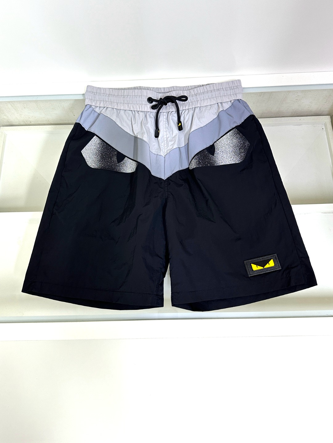 NO:516214,Fendi The latest style of the counter, elastic strap casual sports shorts, made of counter fabric, soft touch, thin and breathable. The counter is now sold solid color, one to one original details, impeccable workmanship, super handsome, perfect details, the upper body effect is so good. Number of codes M-3XL,,fendi,fendi, shorts, alexander wang19860909Fendi 芬迪 专柜最新款 松紧带休闲运动短裤 专柜面料打造 手感柔软 轻薄透气 专柜现在售 纯色 一比一原版细节 做工无可挑剔 上身有型超帅气 细节完美 上身效果就是这么好看哈 码数M-3XL,,fendi,fendi,shorts,alexander wang,Men's clothing