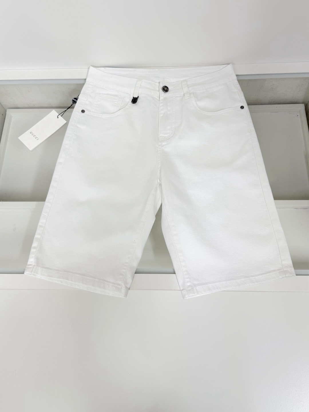 NO:516242,Gucci is a new European and American brand model, classic and atmospheric tailoring design of denim shorts, micro-stretch pure cotton jeans, fashionable high-end products of excellent quality, and a must-have versatile item in summer. Number of codes 29-38, gucci, shorts, jeans, alexander wang19860909Gucci 古奇 欧美大牌新款,牛仔短裤经典大气的剪裁设计,微弹力纯棉牛仔裤、时尚高端产品质量超棒、夏季必备款百搭单品.码数29-38,,gucci,shorts,jeans,alexander wang,Men's clothing