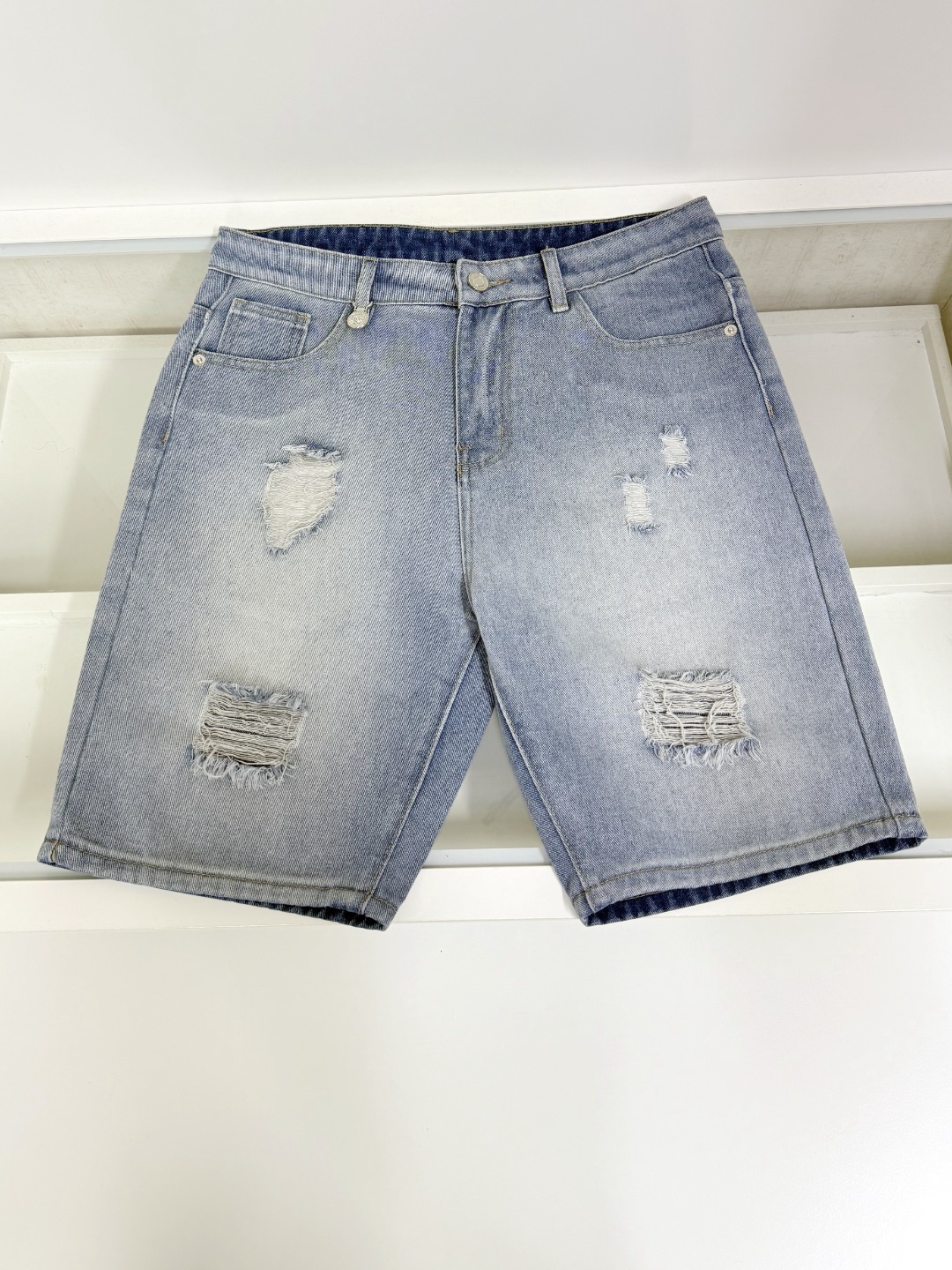 NO:516263,Versace is a new European and American brand model, classic and atmospheric tailoring design of denim shorts, micro-stretch pure cotton jeans, fashionable high-end products of excellent quality, and a must-have versatile item in summer. Number of codes 29-38, versace, versace, shorts, jeans, alexander wang19860909Versace 范思哲 欧美大牌新款,牛仔短裤经典大气的剪裁设计,微弹力纯棉牛仔裤、时尚高端产品质量超棒、夏季必备款百搭单品.码数29-38,,versace,versace,shorts,jeans,alexander wang,Men's clothing