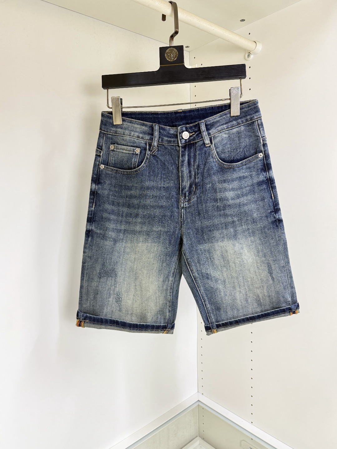 NO:516230,Zegna is a new European and American brand model, classic and atmospheric tailoring design of denim shorts, micro-stretch pure cotton jeans, fashionable high-end products of excellent quality, and a must-have versatile item in summer. Number of codes 29-38, zegna, shorts, jeans, alexander wang19860909Zegna 杰尼亚 欧美大牌新款,牛仔短裤经典大气的剪裁设计,微弹力纯棉牛仔裤、时尚高端产品质量超棒、夏季必备款百搭单品.码数29-38,,zegna,shorts,jeans,alexander wang,Men's clothing