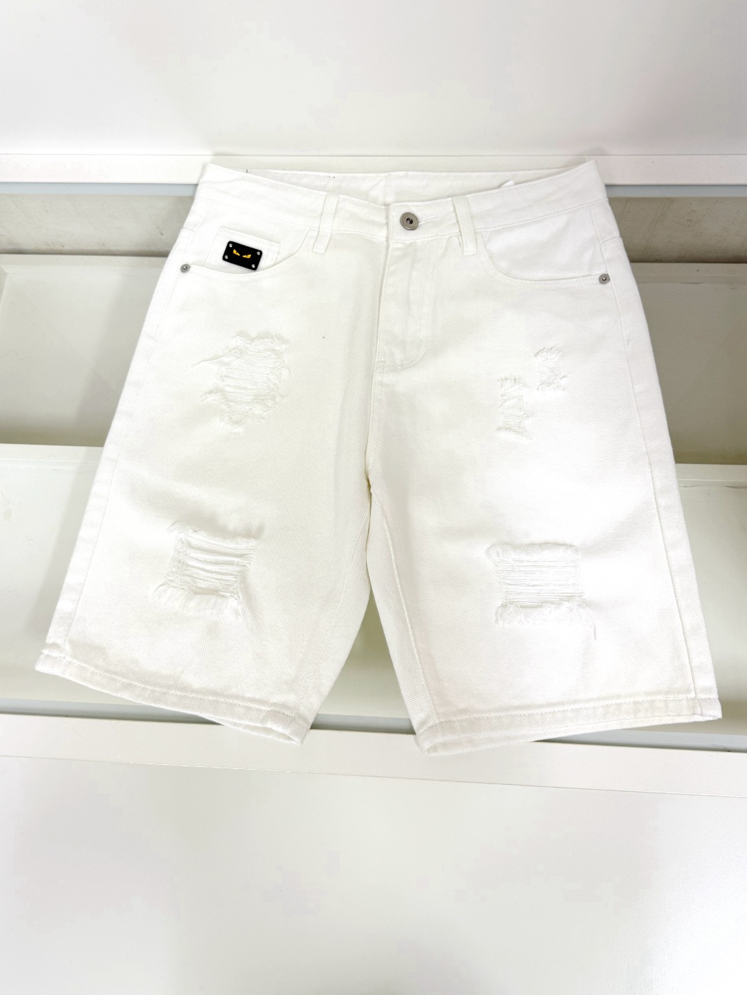 NO:516226,Fendi's new product, original single denim shorts, original heavy-duty creation, brand classic logo design, complete three standards!  Original hardware accessories. Customized denim fabrics for counters, completely suitable for counters. Welcome to try them on before purchasing them. Good goods are not afraid of comparison. Number 29-38, fendi, fendi, shorts, alexander wang19860909Fendi 芬迪新品,原单牛仔短裤 原版重工打造,品牌经典LOGO设计,三标齐全！原版五金辅料.专柜定制牛仔面料,完全对版专柜,欢迎专柜试穿后再购买,好货不怕比.码数29-38,,fendi,fendi,shorts,alexander wang,Men's clothing