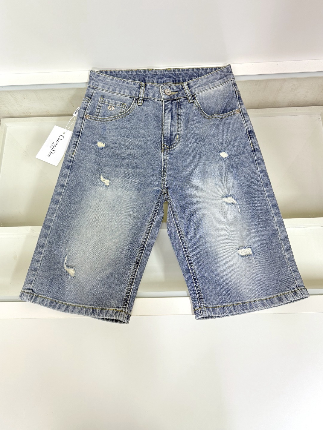 NO:516220,DIOR new products, original single denim shorts, original heavy-duty creation, brand classic LOGO design, complete three standards!  Original hardware accessories. Custom denim fabrics for counters, completely suitable for counters. Welcome to try them on before purchasing them. Good goods are not afraid of comparison. Number 29-38, dior, dior, shorts, alexander wang19860909DIOR 迪奥新品,原单牛仔短裤 原版重工打造,品牌经典LOGO设计,三标齐全！原版五金辅料.专柜定制牛仔面料,完全对版专柜,欢迎专柜试穿后再购买,好货不怕比.码数29-38,,dior,dior,shorts,alexander wang,Men's clothing