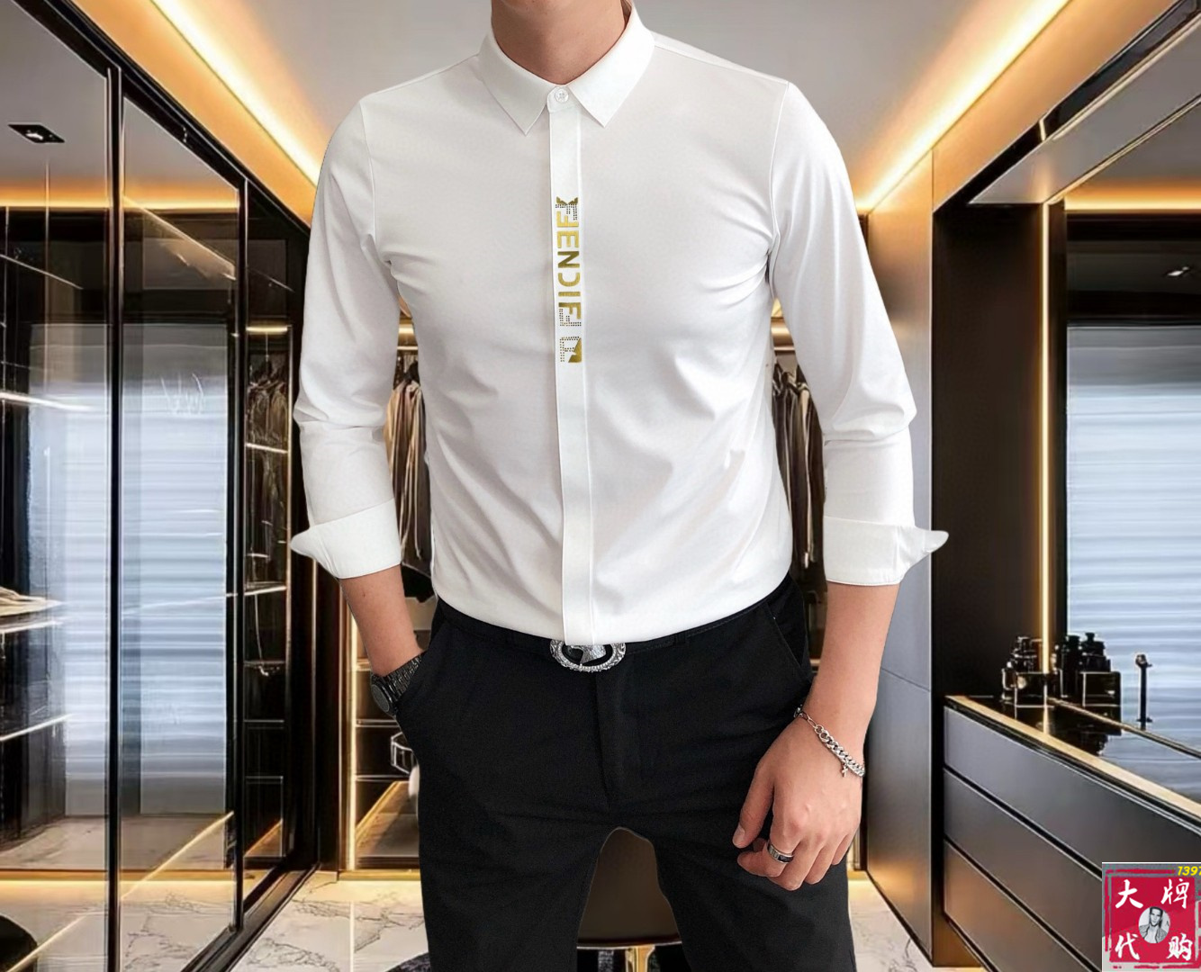 NO:516445,Fendi 2025 early autumn men's fashionable business casual long-sleeved shirt, Hong Kong foreign business channel goods, heavy high-end products, a high-end platinum-grade product with pure quality!  A shirt with a high appearance in early autumn of 25ss has a high appearance. The overall design follows the brand elements and tone. The simple sketch presentation method is very high-end and fashionable. This detail fully interprets the brand culture and image, and is a very stunning external manifestation, as well as personality propositions, forming a unique symbol label!  Italy imported mercerized cotton silky free-iron elastic fabric, exquisite original single logo craft design, traceless perfect tailoring, the texture and comfort of the fabric reach the pinnacle, excellent skin-friendliness and breathability, full of softness, the touch experience is self-evident, and the ultimate luxury enjoyment!  Detailed and sophisticated, first-class quality, selected high-end buttons, tightly lined!  The slim-fitting cut style has excellent upper body effect, which can easily create a sense of ability and neatness, both commuting and casual, without age limit, and can interpret a super-style urban elite sense. It is a fashionable item with extremely high control!  Size M~4XL (110~200 catties can be worn), fendi, fendi, shirts, alexander wang19860909Fendi 芬迪 2025早秋男士时尚商务休闲长袖衬衫,香港洋行渠道货,重磅高端臻品,一款高奢品鉴白金级单品,品相纯正！ 25ss早秋颜值度颇高的一款衬衫,整体的设计沿袭了品牌元素和基调,简洁速写的呈现方式,非常高级且时髦,此细节将品牌文化及形象诠释的淋漓尽致,非常惊艳的外在体现,以及个性主张,形成独特的符号标签！ 意大利进口丝光棉丝滑免烫锦氨弹性面料,精致原单logo工艺设计,无痕完美剪裁,面料质感与舒适度达到登峰造极,亲肤性与透气性绝佳,柔顺感十足,触感体验不言而喻,奢华极致享受！细节精致考究,品相一流,甄选的高级钮扣,走线严丝合缝！ 修身裁剪版型,上身效果出色,轻易塑造出干练和利落感,即通勤亦休闲,无年龄层次限定,可以诠释出超具型格的都市精英感,属于驾驭度极高的时髦单品！ 尺码M~4XL (110～200斤可穿）,,fendi,fendi,shirts,alexander wang,Men's clothing