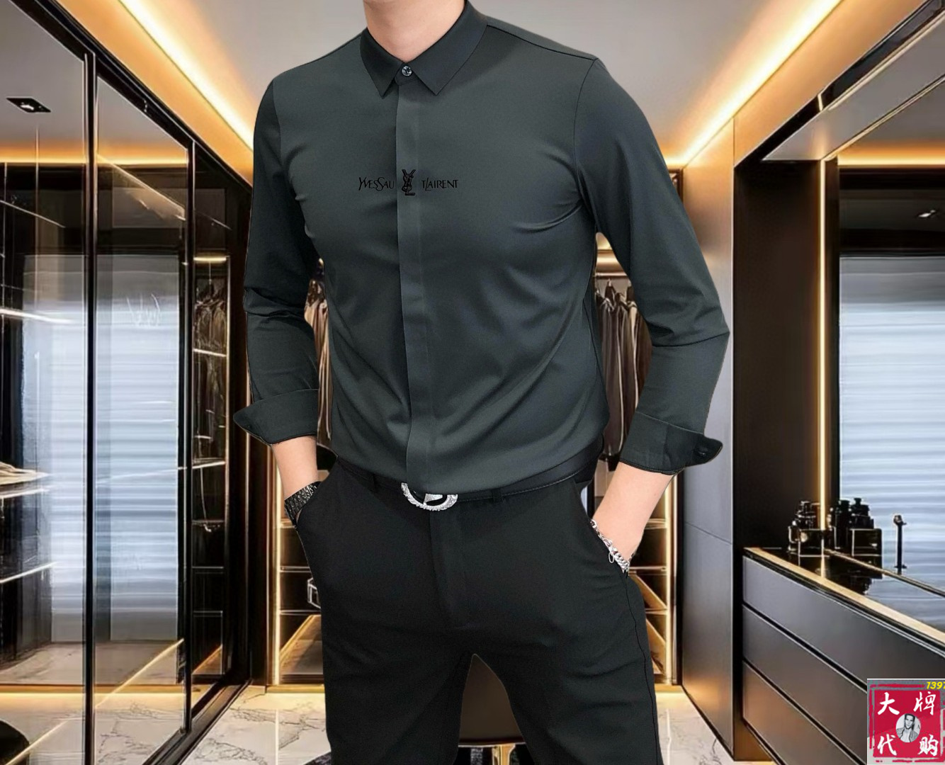 NO:516448,YSL Saint Laurent 2025 early autumn men's fashionable business casual long-sleeved shirt, Hong Kong foreign business channel goods, heavy high-end products, a high-end platinum-grade product with pure quality!  A shirt with a high appearance in early autumn of 25ss has a high appearance. The overall design follows the brand elements and tone. The simple sketch presentation method is very high-end and fashionable. This detail fully interprets the brand culture and image, and is a very stunning external manifestation, as well as personality propositions, forming a unique symbol label!  Italy imported mercerized cotton silky free-iron elastic fabric, exquisite original single logo craft design, traceless perfect tailoring, the texture and comfort of the fabric reach the pinnacle, excellent skin-friendliness and breathability, full of softness, the touch experience is self-evident, and the ultimate luxury enjoyment!  Detailed and sophisticated, first-class quality, selected high-end buttons, tightly lined!  The slim-fitting cut style has excellent upper body effect, and it can easily create a sense of ability and neatness, both commuting and casual, without age limit, and can interpret a super-style urban elite sense. It is a fashionable item with extremely high control!  Size M~4XL (110~200 catties can be worn), saint laurent, saint laurent, shirts, alexander wang19860909YSL 圣罗兰 2025早秋男士时尚商务休闲长袖衬衫,香港洋行渠道货,重磅高端臻品,一款高奢品鉴白金级单品,品相纯正！ 25ss早秋颜值度颇高的一款衬衫,整体的设计沿袭了品牌元素和基调,简洁速写的呈现方式,非常高级且时髦,此细节将品牌文化及形象诠释的淋漓尽致,非常惊艳的外在体现,以及个性主张,形成独特的符号标签！ 意大利进口丝光棉丝滑免烫锦氨弹性面料,精致原单logo工艺设计,无痕完美剪裁,面料质感与舒适度达到登峰造极,亲肤性与透气性绝佳,柔顺感十足,触感体验不言而喻,奢华极致享受！细节精致考究,品相一流,甄选的高级钮扣,走线严丝合缝！ 修身裁剪版型,上身效果出色,轻易塑造出干练和利落感,即通勤亦休闲,无年龄层次限定,可以诠释出超具型格的都市精英感,属于驾驭度极高的时髦单品！ 尺码M~4XL (110～200斤可穿）,,saint laurent,saint laurent,shirts,alexander wang,Men's clothing