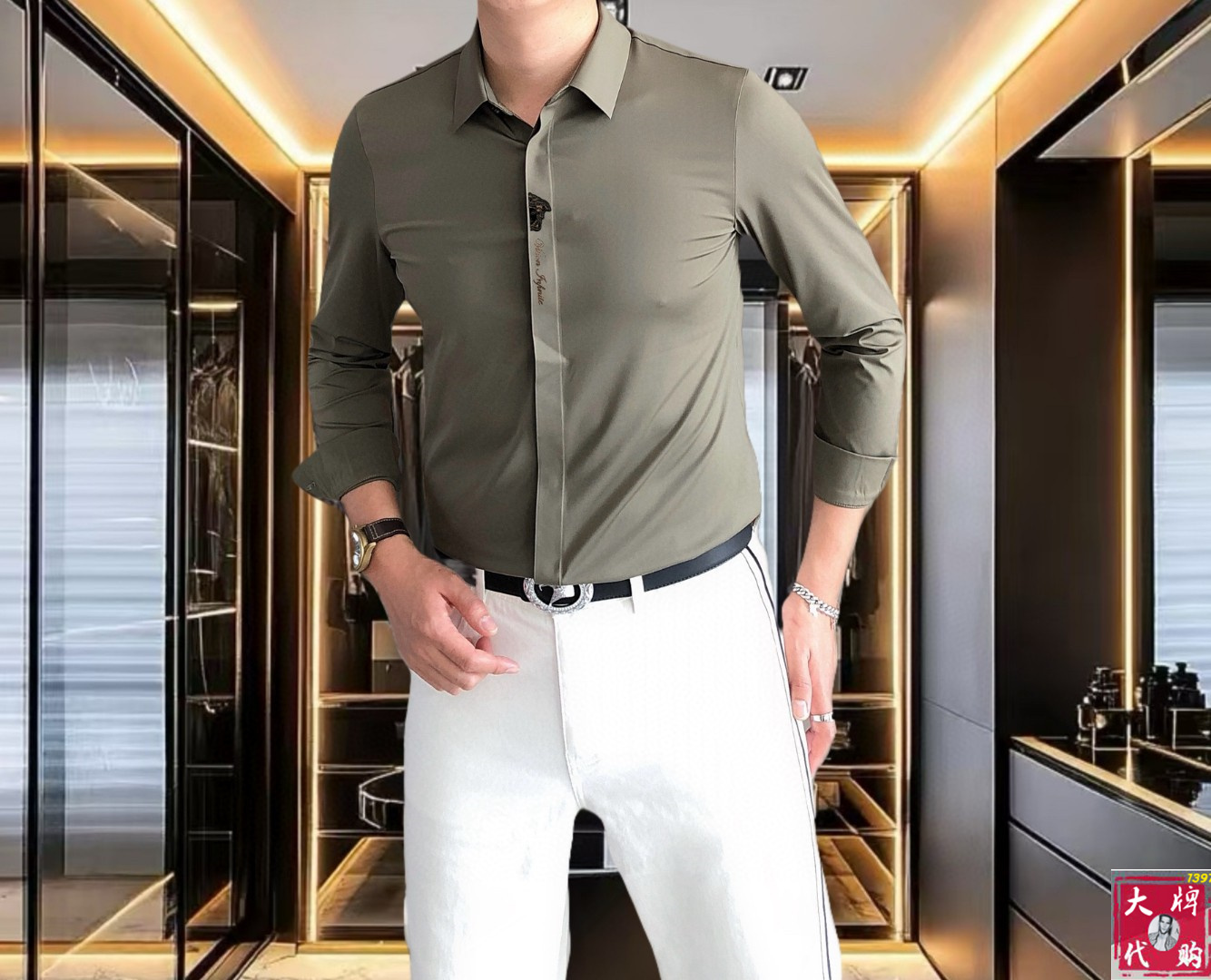 NO:516454,Versace 2025 early autumn men's fashionable business casual long-sleeved shirt, Hong Kong foreign business channel goods, heavy high-end products, a high-end platinum-grade product with pure quality!  A shirt with a high appearance in early autumn of 25ss has a high appearance. The overall design follows the brand elements and tone. The simple sketch presentation method is very high-end and fashionable. This detail fully interprets the brand culture and image, and is a very stunning external manifestation, as well as personality propositions, forming a unique symbol label!  Italy imported mercerized cotton silky free-iron elastic fabric, exquisite original single logo craft design, traceless perfect tailoring, the texture and comfort of the fabric reach the pinnacle, excellent skin-friendliness and breathability, full of softness, the touch experience is self-evident, and the ultimate luxury enjoyment!  Detailed and sophisticated, first-class quality, selected high-end buttons, tightly lined!  The slim-fitting cut style has excellent upper body effect, and it can easily create a sense of ability and neatness, both commuting and casual, without age limit, and can interpret a super-style urban elite sense. It is a fashionable item with extremely high control!  Size M~4XL (110~200 catties can be worn), versace, versace, shirts, alexander wang19860909Versace 范思哲 2025早秋男士时尚商务休闲长袖衬衫,香港洋行渠道货,重磅高端臻品,一款高奢品鉴白金级单品,品相纯正！ 25ss早秋颜值度颇高的一款衬衫,整体的设计沿袭了品牌元素和基调,简洁速写的呈现方式,非常高级且时髦,此细节将品牌文化及形象诠释的淋漓尽致,非常惊艳的外在体现,以及个性主张,形成独特的符号标签！ 意大利进口丝光棉丝滑免烫锦氨弹性面料,精致原单logo工艺设计,无痕完美剪裁,面料质感与舒适度达到登峰造极,亲肤性与透气性绝佳,柔顺感十足,触感体验不言而喻,奢华极致享受！细节精致考究,品相一流,甄选的高级钮扣,走线严丝合缝！ 修身裁剪版型,上身效果出色,轻易塑造出干练和利落感,即通勤亦休闲,无年龄层次限定,可以诠释出超具型格的都市精英感,属于驾驭度极高的时髦单品！ 尺码M~4XL (110～200斤可穿）,,versace,versace,shirts,alexander wang,Men's clothing