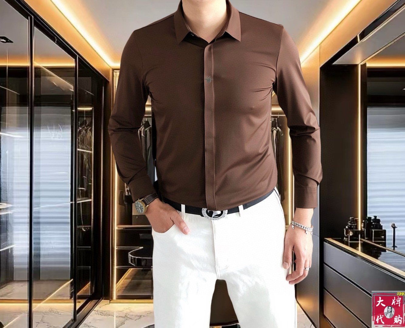 NO:516436,DIOR 2025 early autumn men's fashionable business casual long-sleeved shirt, Hong Kong foreign business channel goods, heavy high-end products, a high-end platinum-grade product with pure quality!  A shirt with a high appearance in early autumn of 25ss has a high appearance. The overall design follows the brand elements and tone. The simple sketch presentation method is very high-end and fashionable. This detail fully interprets the brand culture and image, and is a very stunning external manifestation, as well as personality propositions, forming a unique symbol label!  Italy imported mercerized cotton silky free-iron elastic fabric, exquisite original single logo craft design, traceless perfect tailoring, the texture and comfort of the fabric reach the pinnacle, excellent skin-friendliness and breathability, full of softness, the touch experience is self-evident, and the ultimate luxury enjoyment!  Detailed and sophisticated, first-class quality, selected high-end buttons, tightly lined!  The slim-fitting cut style has excellent upper body effect, and it can easily create a sense of ability and neatness, both commuting and casual, without age limit, and can interpret a super-style urban elite sense. It is a fashionable item with extremely high control!  Size M~4XL (110~200 catties can be worn), dior,dior,shirts,alexander wang19860909DIOR 迪奥 2025早秋男士时尚商务休闲长袖衬衫,香港洋行渠道货,重磅高端臻品,一款高奢品鉴白金级单品,品相纯正！ 25ss早秋颜值度颇高的一款衬衫,整体的设计沿袭了品牌元素和基调,简洁速写的呈现方式,非常高级且时髦,此细节将品牌文化及形象诠释的淋漓尽致,非常惊艳的外在体现,以及个性主张,形成独特的符号标签！ 意大利进口丝光棉丝滑免烫锦氨弹性面料,精致原单logo工艺设计,无痕完美剪裁,面料质感与舒适度达到登峰造极,亲肤性与透气性绝佳,柔顺感十足,触感体验不言而喻,奢华极致享受！细节精致考究,品相一流,甄选的高级钮扣,走线严丝合缝！ 修身裁剪版型,上身效果出色,轻易塑造出干练和利落感,即通勤亦休闲,无年龄层次限定,可以诠释出超具型格的都市精英感,属于驾驭度极高的时髦单品！ 尺码M~4XL (110～200斤可穿）,,dior,dior,shirts,alexander wang,Men's clothing