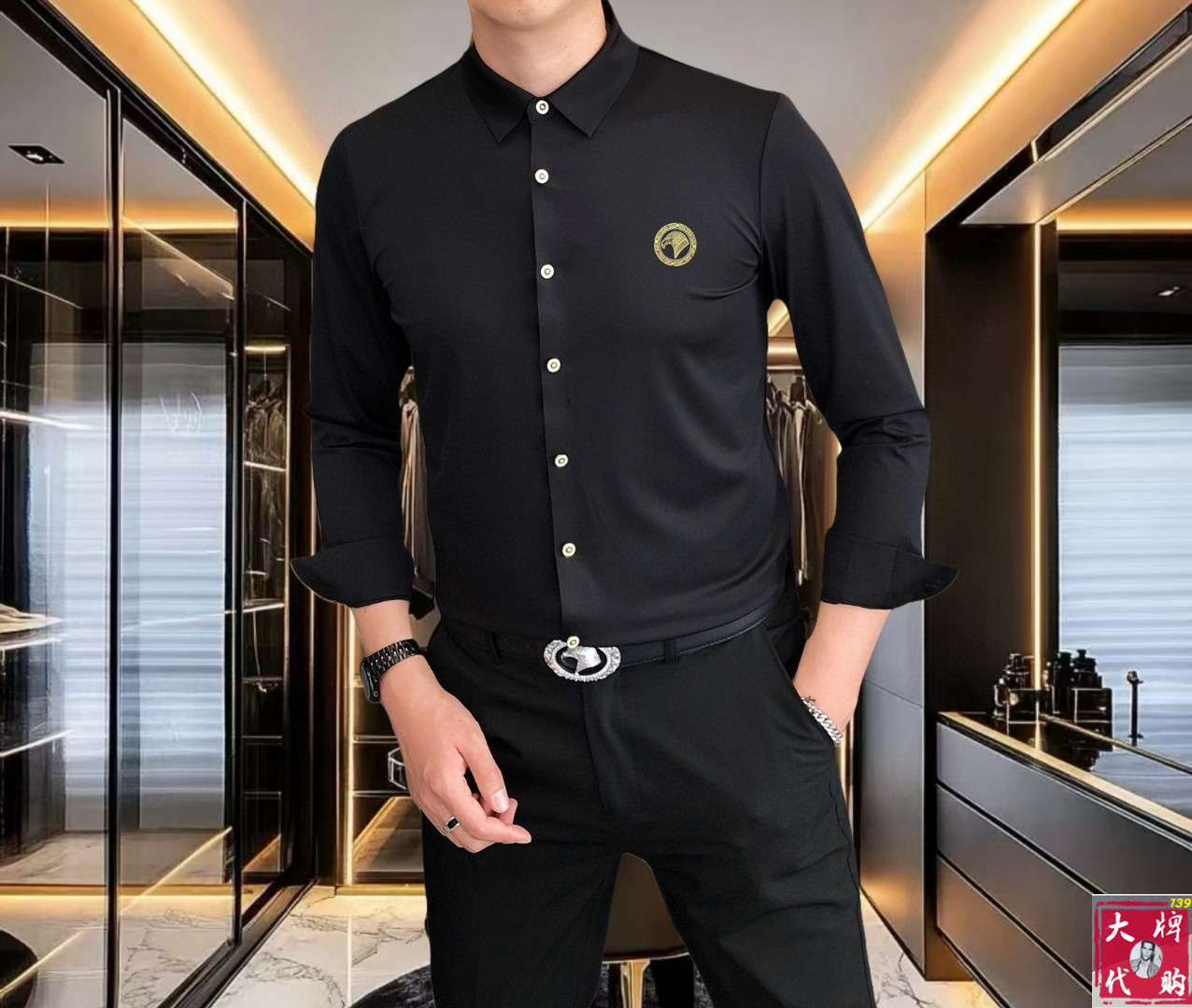 NO:516438,Stephen 2025 early autumn men's fashionable business casual long-sleeved shirt, Hong Kong foreign business channel goods, heavy high-end products, a high-end platinum-grade product with pure quality!  A shirt with a high appearance in early autumn of 25ss has a high appearance. The overall design follows the brand elements and tone. The simple sketch presentation method is very high-end and fashionable. This detail fully interprets the brand culture and image, and is a very stunning external manifestation, as well as personality propositions, forming a unique symbol label!  Italy imported mercerized cotton silky free-iron elastic fabric, exquisite original single logo craft design, traceless perfect tailoring, the texture and comfort of the fabric reach the pinnacle, excellent skin-friendliness and breathability, full of softness, the touch experience is self-evident, and the ultimate luxury enjoyment!  Detailed and sophisticated, first-class quality, selected high-end buttons, tightly lined!  The slim-fitting cut style has excellent upper body effect, which can easily create a sense of ability and neatness, both commuting and casual, without age limit, and can interpret a super-style urban elite sense. It is a fashionable item with extremely high control!  Size M~4XL (110~200 catties can be worn), Shirts,alexander wang19860909史蒂芬 2025早秋男士时尚商务休闲长袖衬衫,香港洋行渠道货,重磅高端臻品,一款高奢品鉴白金级单品,品相纯正！ 25ss早秋颜值度颇高的一款衬衫,整体的设计沿袭了品牌元素和基调,简洁速写的呈现方式,非常高级且时髦,此细节将品牌文化及形象诠释的淋漓尽致,非常惊艳的外在体现,以及个性主张,形成独特的符号标签！ 意大利进口丝光棉丝滑免烫锦氨弹性面料,精致原单logo工艺设计,无痕完美剪裁,面料质感与舒适度达到登峰造极,亲肤性与透气性绝佳,柔顺感十足,触感体验不言而喻,奢华极致享受！细节精致考究,品相一流,甄选的高级钮扣,走线严丝合缝！ 修身裁剪版型,上身效果出色,轻易塑造出干练和利落感,即通勤亦休闲,无年龄层次限定,可以诠释出超具型格的都市精英感,属于驾驭度极高的时髦单品！ 尺码M~4XL (110～200斤可穿）,,shirts,alexander wang,Men's clothing