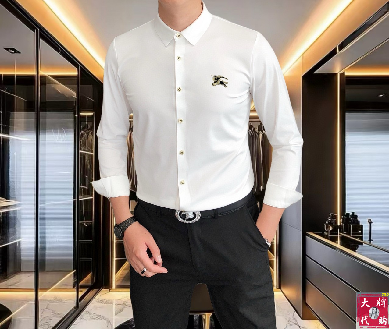 NO:516440,Burberry 2025 early autumn men's fashionable business casual long-sleeved shirt, Hong Kong foreign business channel goods, heavy high-end products, a high-end platinum-grade product with pure quality!  A shirt with a high appearance in early autumn of 25ss has a high appearance. The overall design follows the brand elements and tone. The simple sketch presentation method is very high-end and fashionable. This detail fully interprets the brand culture and image, and is a very stunning external manifestation, as well as personality propositions, forming a unique symbol label!  Italy imported mercerized cotton silky free-iron elastic fabric, exquisite original single logo craft design, traceless perfect tailoring, the texture and comfort of the fabric reach the pinnacle, excellent skin-friendliness and breathability, full of softness, the touch experience is self-evident, and the ultimate luxury enjoyment!  Detailed and sophisticated, first-class quality, selected high-end buttons, tightly lined!  The slim-fitting cut style has excellent upper body effect, and it can easily create a sense of ability and neatness, both commuting and casual, without age limit, and can interpret a super-style urban elite sense. It is a fashionable item with extremely high control!  Size M~4XL (110~200 catties can be worn), burberry, burberry, shirts, alexander wang19860909Burberry 巴宝莉 2025早秋男士时尚商务休闲长袖衬衫,香港洋行渠道货,重磅高端臻品,一款高奢品鉴白金级单品,品相纯正！ 25ss早秋颜值度颇高的一款衬衫,整体的设计沿袭了品牌元素和基调,简洁速写的呈现方式,非常高级且时髦,此细节将品牌文化及形象诠释的淋漓尽致,非常惊艳的外在体现,以及个性主张,形成独特的符号标签！ 意大利进口丝光棉丝滑免烫锦氨弹性面料,精致原单logo工艺设计,无痕完美剪裁,面料质感与舒适度达到登峰造极,亲肤性与透气性绝佳,柔顺感十足,触感体验不言而喻,奢华极致享受！细节精致考究,品相一流,甄选的高级钮扣,走线严丝合缝！ 修身裁剪版型,上身效果出色,轻易塑造出干练和利落感,即通勤亦休闲,无年龄层次限定,可以诠释出超具型格的都市精英感,属于驾驭度极高的时髦单品！ 尺码M~4XL (110～200斤可穿）,,burberry,burberry,shirts,alexander wang,Men's clothing