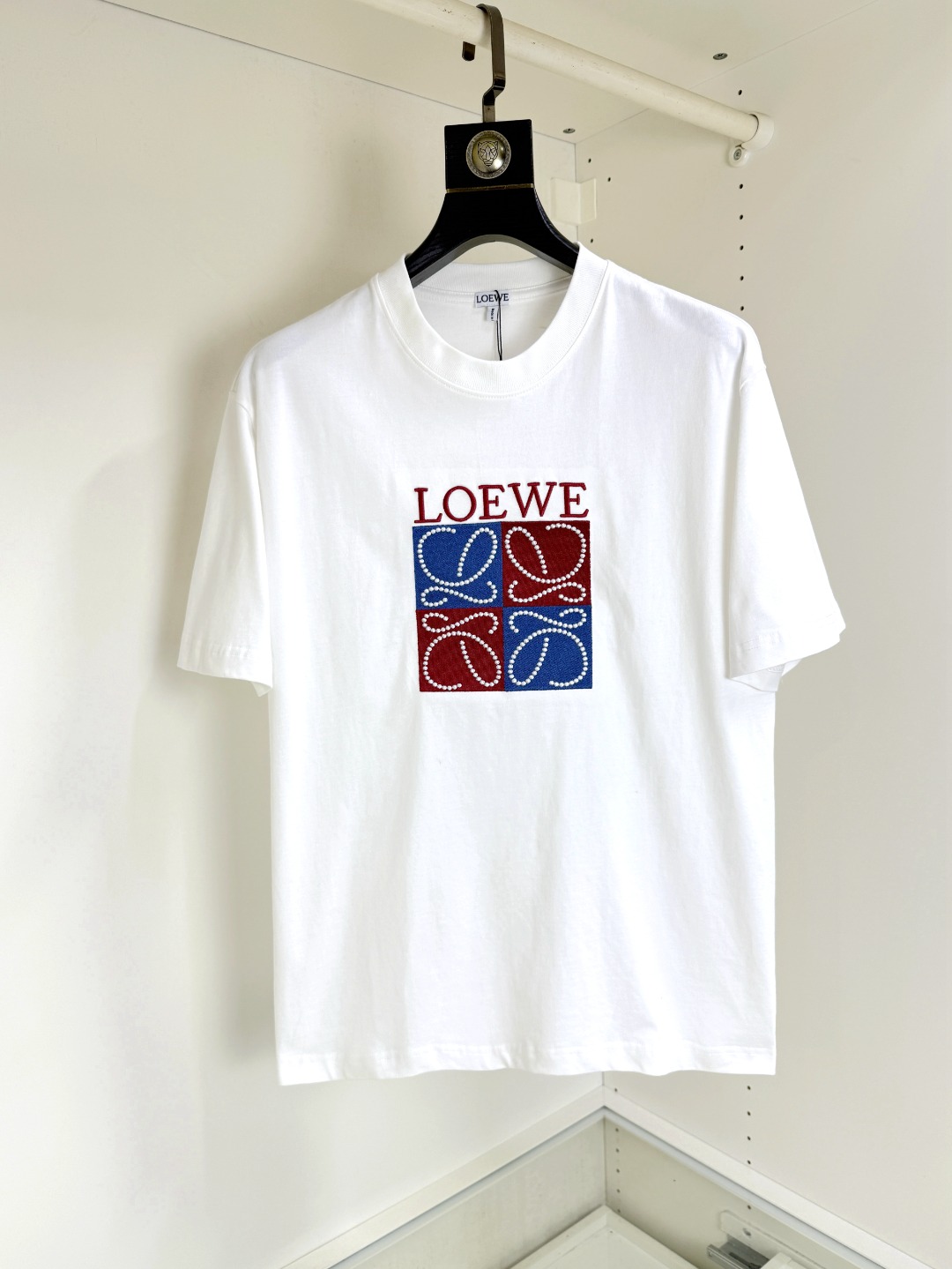 NO:531035,Loewe, Fat Brother Gospel Maximum XL can wear 200 kilograms high-end version, top round neck, casual short-sleeved high-end custom versatile style, anyone can easily control it, full custom fabric craftsmanship, the latest logo design of the luxurious classic brand on the chest, very high-end, those who understand goods must enter!  The style and tailoring are slim styles, which are very exquisite, showing aura and highlighting the exquisiteness of business men. This is the unique feature, the right slim fit, and the upper body effect is very good!  Size XS-XL (counter code is equivalent to M-3XL), loewe,loewe,T-shirt,alexander wang19860909Loewe 罗意威 胖哥福音最大XL可穿200斤高版本 顶级圆领休闲短袖高级定制百搭款式 任何人都可以轻松驾驭 面料全订制工艺 胸前奢华经典品牌最新logo设计,非常显档次懂货的必须入！版型剪裁属于修身款 非常精致,显气场,又会凸显商务男士的精致,这就是独到之处,恰到好处的修身,上身效果非常赞！尺码XS-XL（专柜码等同M-3XL）,,loewe,loewe,T-shirt,alexander wang,Men's clothing