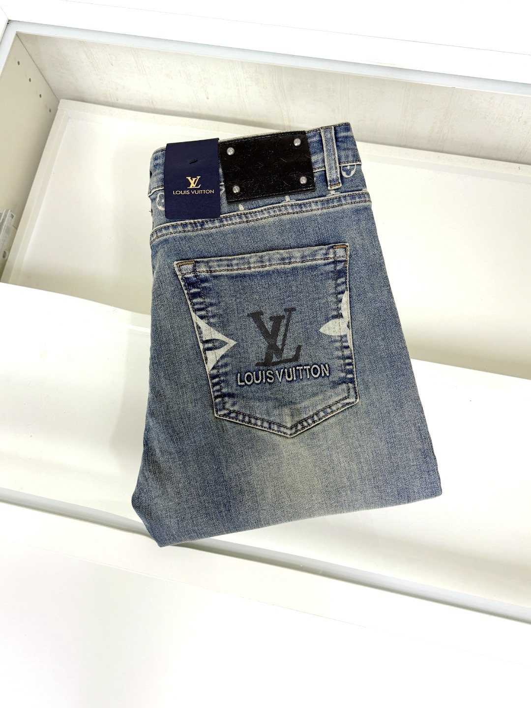 NO:516315,LV Louis Vuitton is coming, new products are available for sale in counters. The original jeans in physical stores are already 1:1 good products for the original products of all ages. The highest version of the imported European fabric in the market is comfortable, soft and skin-friendly, with super cool and fashionable and versatile upper body effect, straight and stylish, a must-have for the wardrobe!  Suitable for any occasion Size 29-40 None 37 39,,louis vuitton,louis vuitton,jeans,alexander wang19860909LV 路易威登 爆款来袭 新款新品 专柜有售 实体店已极品牛仔裤专柜原版1:1好货,适合各个年龄段.市场最高版本的欧洲进口面料.舒适柔软亲肤,上身效果超级棒时尚百搭,笔挺有型,衣橱必备！适合任何场合穿着 尺码29-40 无37 39,,louis vuitton,louis vuitton,jeans,alexander wang,Men's clothing
