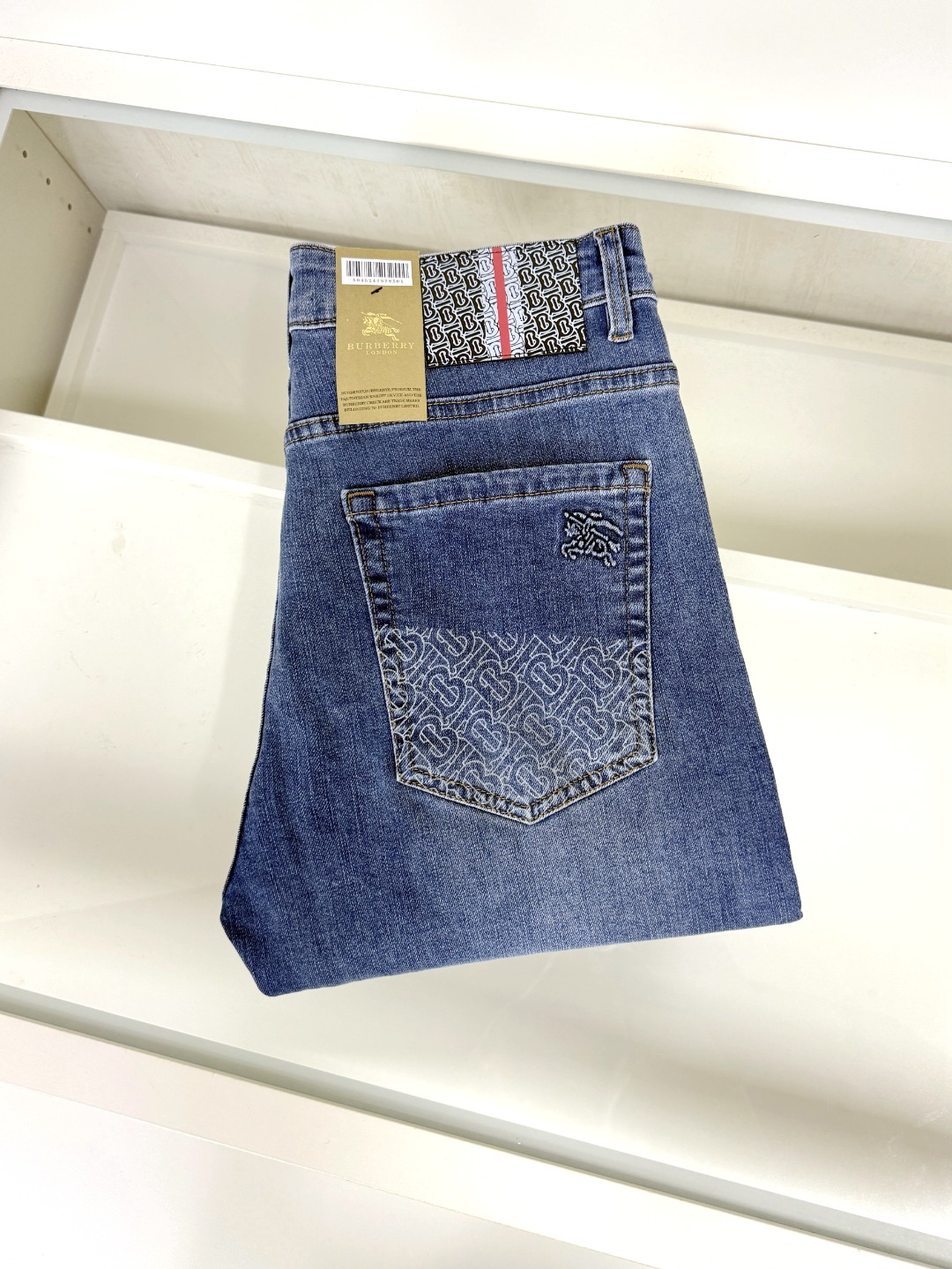 NO:516321,Burberry Burberry hits, new styles and new products are available for sale in the counter. The original jeans in physical stores are already 1:1 good products for the original jeans in all ages. The highest version of the imported European fabric in the market is comfortable, soft and skin-friendly, with super cool and fashionable and versatile upper body effect, straight and stylish, a must-have for the wardrobe!  Suitable for any occasion Size 28-38 None 37 Yes 35, Burberry, Burberry, Jeans, Alexander wang19860909Burberry巴宝莉爆款来袭 新款新品 专柜有售 实体店已极品牛仔裤专柜原版1:1好货,适合各个年龄段.市场最高版本的欧洲进口面料.舒适柔软亲肤,上身效果超级棒时尚百搭,笔挺有型,衣橱必备！适合任何场合穿着 尺码28-38 无37 有35,,burberry,burberry,jeans,alexander wang,Men's clothing