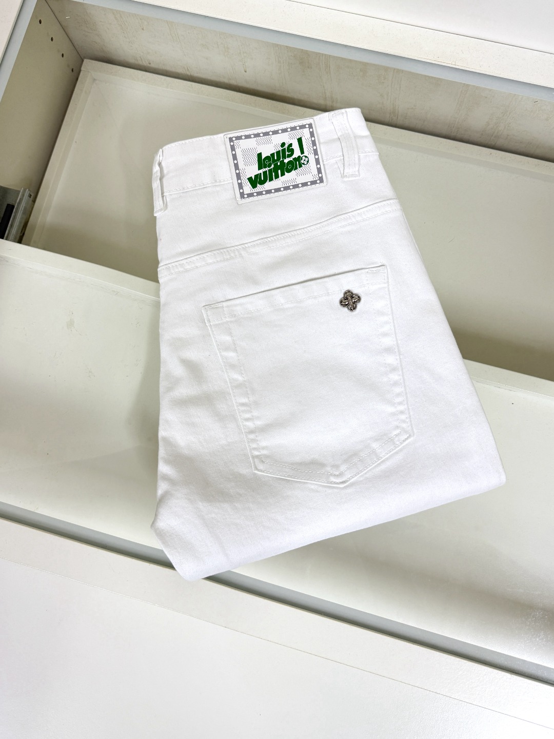 NO:516344,LV Louis Vuitton is coming, new products are available for sale in counters. The original jeans in physical stores are already 1:1 good products for the original products of all ages. The highest version of the imported European fabric in the market is comfortable, soft and skin-friendly, with super cool and fashionable and versatile upper body effect, straight and stylish, a must-have for the wardrobe!  Suitable for any occasion Size 28-38 None 37 Yes 35, louis vuitton,louis vuitton,jeans,alexander wang19860909LV 路易威登 爆款来袭 新款新品 专柜有售 实体店已极品牛仔裤专柜原版1:1好货,适合各个年龄段.市场最高版本的欧洲进口面料.舒适柔软亲肤,上身效果超级棒时尚百搭,笔挺有型,衣橱必备！适合任何场合穿着 尺码28-38 无37 有35,,louis vuitton,louis vuitton,jeans,alexander wang,Men's clothing