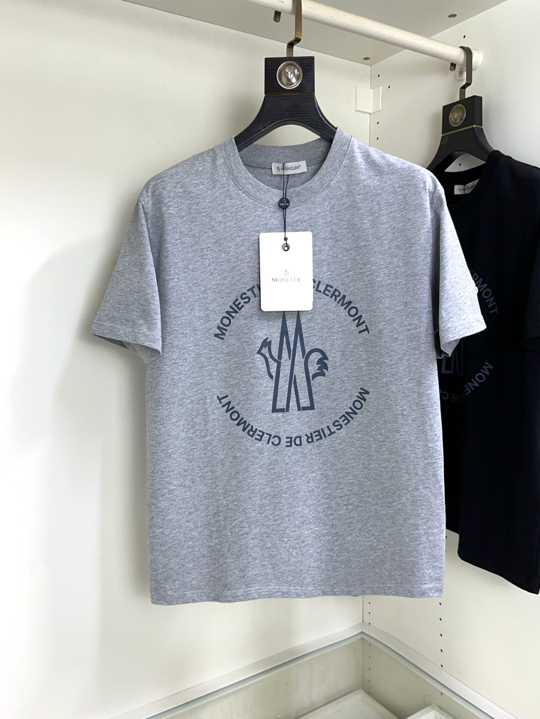 NO:516339,Moncler masked top round neck casual short sleeve high-end custom versatile styles that anyone can easily control. The fabric is fully customized craftsmanship, the latest logo design of the luxurious classic brand on the chest, which is very high-end and must be entered if you understand the goods!  The style and tailoring are slim styles, which are very exquisite, showing aura and highlighting the exquisiteness of business men. This is the unique feature, the right slim fit, and the upper body effect is very good!  Size S-XL can wear 190 catties, Moncler, T-shirt, alexander wang19860909Moncler 蒙口 顶级圆领休闲短袖高级定制百搭款式 任何人都可以轻松驾驭 面料全订制工艺 胸前奢华经典品牌最新logo设计,非常显档次懂货的必须入！版型剪裁属于修身款 非常精致,显气场,又会凸显商务男士的精致,这就是独到之处,恰到好处的修身,上身效果非常赞！尺码S-XL 可穿190斤,,Moncler,T-shirt,alexander wang,Men's clothing