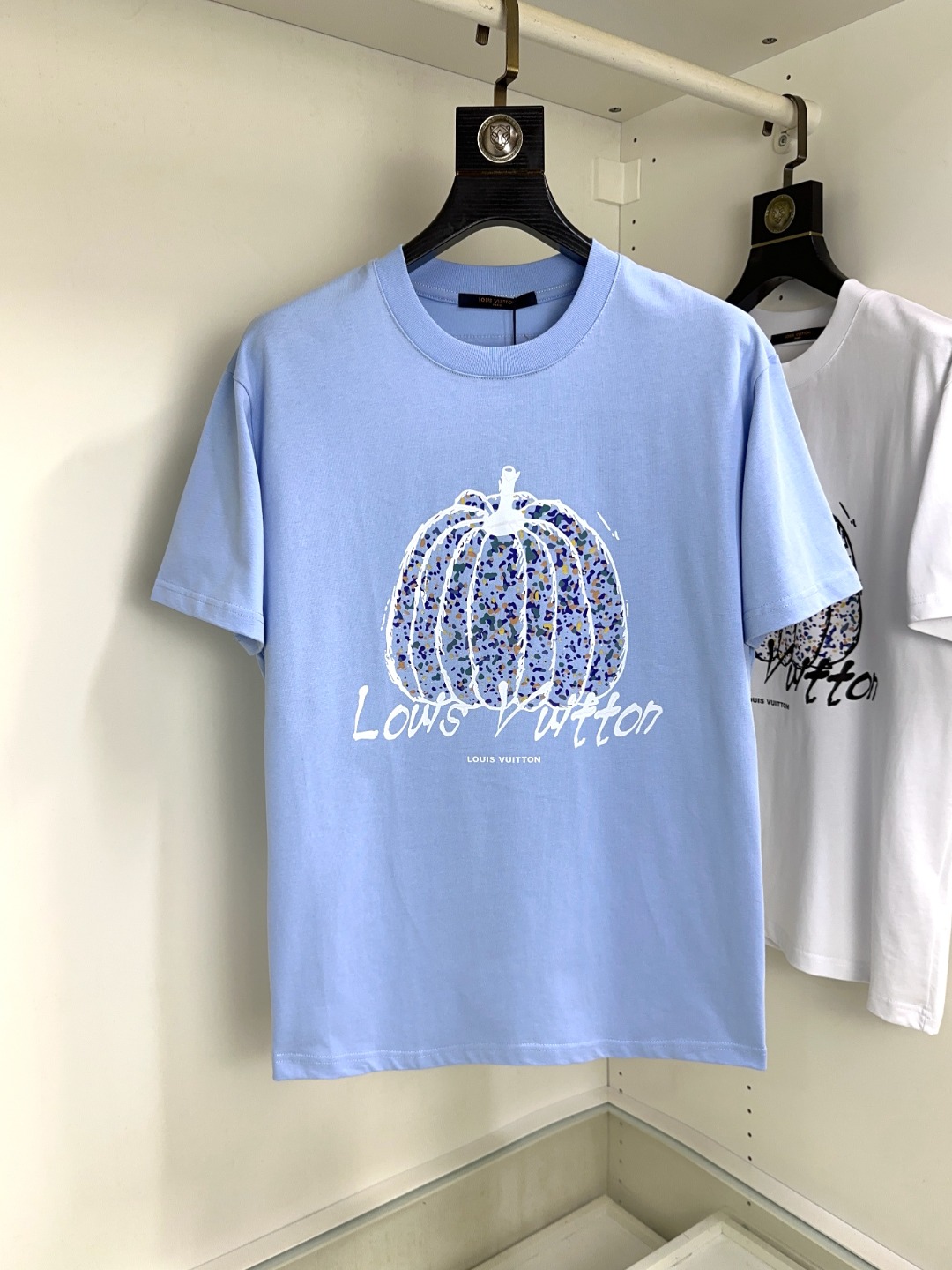 NO:516351,LV Louis Vuitton Top round neck casual short sleeve high-end custom versatile styles that anyone can easily control. Fully customized fabric craftsmanship, the latest logo design of luxury classic brand on the chest, which is very high-end and must be entered if you understand the goods!  The style and tailoring are slim styles, which are very exquisite, showing aura and highlighting the exquisiteness of business men. This is the unique feature, the right slim fit, and the upper body effect is very good!  Size S-XL can wear 190 catties, louis vuitton, louis vuitton, T-shirt, alexander wang19860909LV 路易威登 顶级圆领休闲短袖高级定制百搭款式 任何人都可以轻松驾驭 面料全订制工艺 胸前奢华经典品牌最新logo设计,非常显档次懂货的必须入！版型剪裁属于修身款 非常精致,显气场,又会凸显商务男士的精致,这就是独到之处,恰到好处的修身,上身效果非常赞！尺码S-XL 可穿190斤,,louis vuitton,louis vuitton,T-shirt,alexander wang,Men's clothing