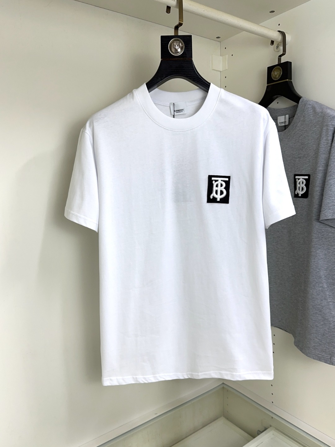 NO:516366,Burberry Top round neck, casual short-sleeved high-end custom versatile style, anyone can easily control it. The fabric is fully customized craftsmanship, the latest logo design of the luxurious classic brand on the chest, which is very high-end and must be entered if you understand the goods!  The style and tailoring are slim styles, which are very exquisite, showing aura and highlighting the exquisiteness of business men. This is the unique feature, the right slim fit, and the upper body effect is very good!  Size S-XL can wear 190 catties, burberry, burberry, T-shirt, alexander wang19860909Burberry 巴宝莉 顶级圆领休闲短袖高级定制百搭款式 任何人都可以轻松驾驭 面料全订制工艺 胸前奢华经典品牌最新logo设计,非常显档次懂货的必须入！版型剪裁属于修身款 非常精致,显气场,又会凸显商务男士的精致,这就是独到之处,恰到好处的修身,上身效果非常赞！尺码S-XL 可穿190斤,,burberry,burberry,T-shirt,alexander wang,Men's clothing