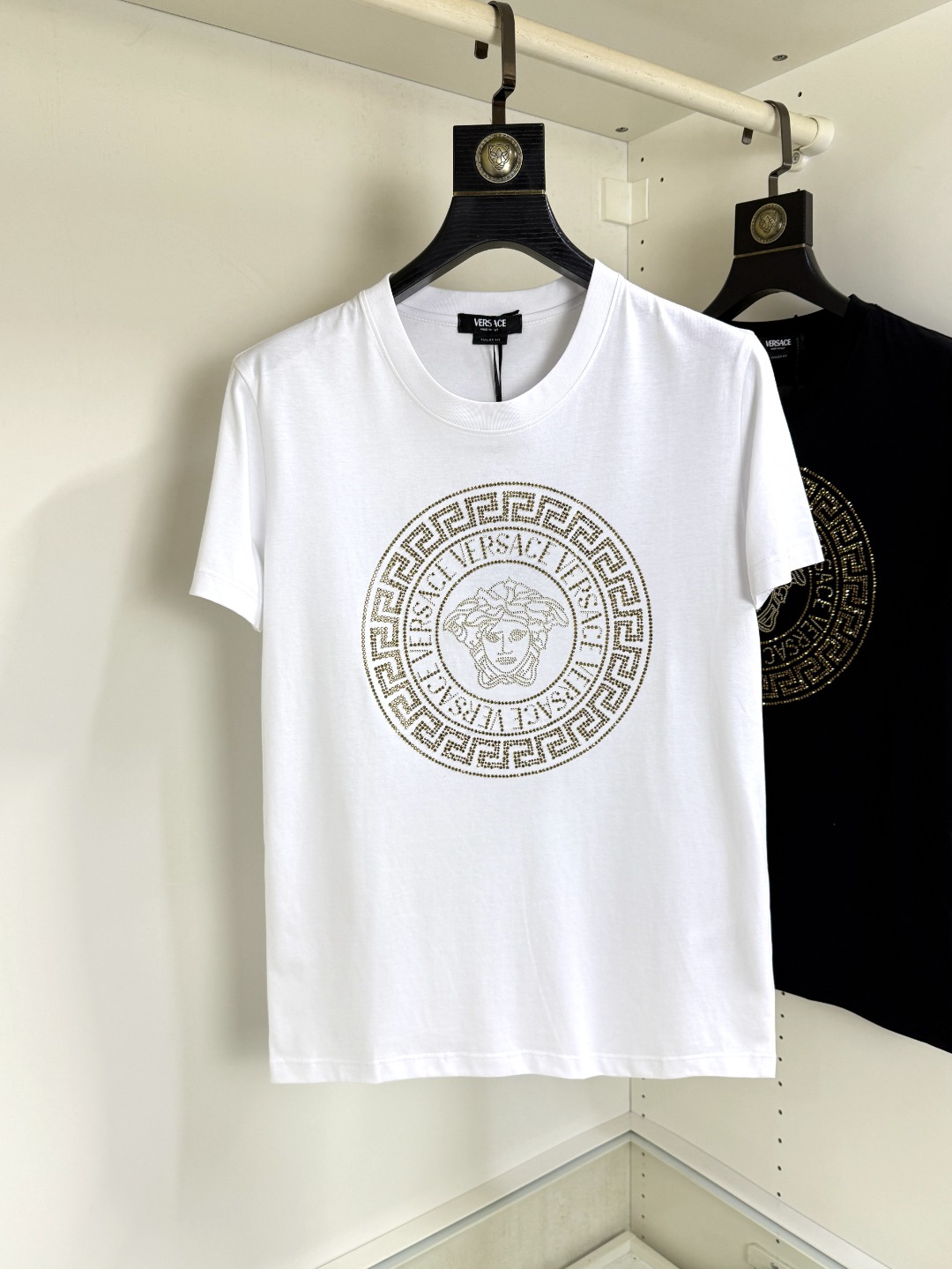 NO:514947,Versace Fat Brother Gospel 4XL wears 200 catties, top-quality round neck, casual short-sleeved high-end custom versatile style, anyone can easily control it, full-customized fabric craftsmanship, the latest logo design of luxury classic brand on the chest, very high-end, those who understand goods must enter!  The style and tailoring are slim styles, which are very exquisite, showing aura and highlighting the exquisiteness of business men. This is the unique feature, the right slim fit, and the upper body effect is very good!  Size M-4XL, versace, versace, T-shirt, alexander wang19860909Versace 范思哲胖哥福音4XL穿200斤 顶级圆领休闲短袖高级定制百搭款式 任何人都可以轻松驾驭 面料全订制工艺 胸前奢华经典品牌最新logo设计,非常显档次懂货的必须入！版型剪裁属于修身款 非常精致,显气场,又会凸显商务男士的精致,这就是独到之处,恰到好处的修身,上身效果非常赞！尺码M-4XL,,versace,versace,T-shirt,alexander wang,Men's clothing