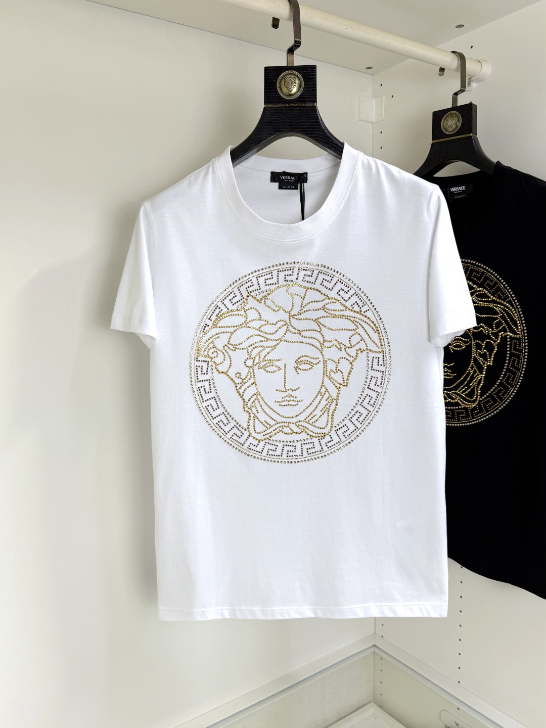 NO:514960,Versace Fat Brother Gospel 4XL wears 200 catties, top-quality round neck, casual short-sleeved high-end custom versatile style, anyone can easily control it, full-customized fabric craftsmanship, the latest logo design of luxury classic brand on the chest, very high-end, those who understand goods must enter!  The style and tailoring are slim styles, which are very exquisite, showing aura and highlighting the exquisiteness of business men. This is the unique feature, the right slim fit, and the upper body effect is very good!  Size M-4XL, versace, versace, T-shirt, alexander wang19860909Versace 范思哲胖哥福音4XL穿200斤 顶级圆领休闲短袖高级定制百搭款式 任何人都可以轻松驾驭 面料全订制工艺 胸前奢华经典品牌最新logo设计,非常显档次懂货的必须入！版型剪裁属于修身款 非常精致,显气场,又会凸显商务男士的精致,这就是独到之处,恰到好处的修身,上身效果非常赞！尺码M-4XL,,versace,versace,T-shirt,alexander wang,Men's clothing