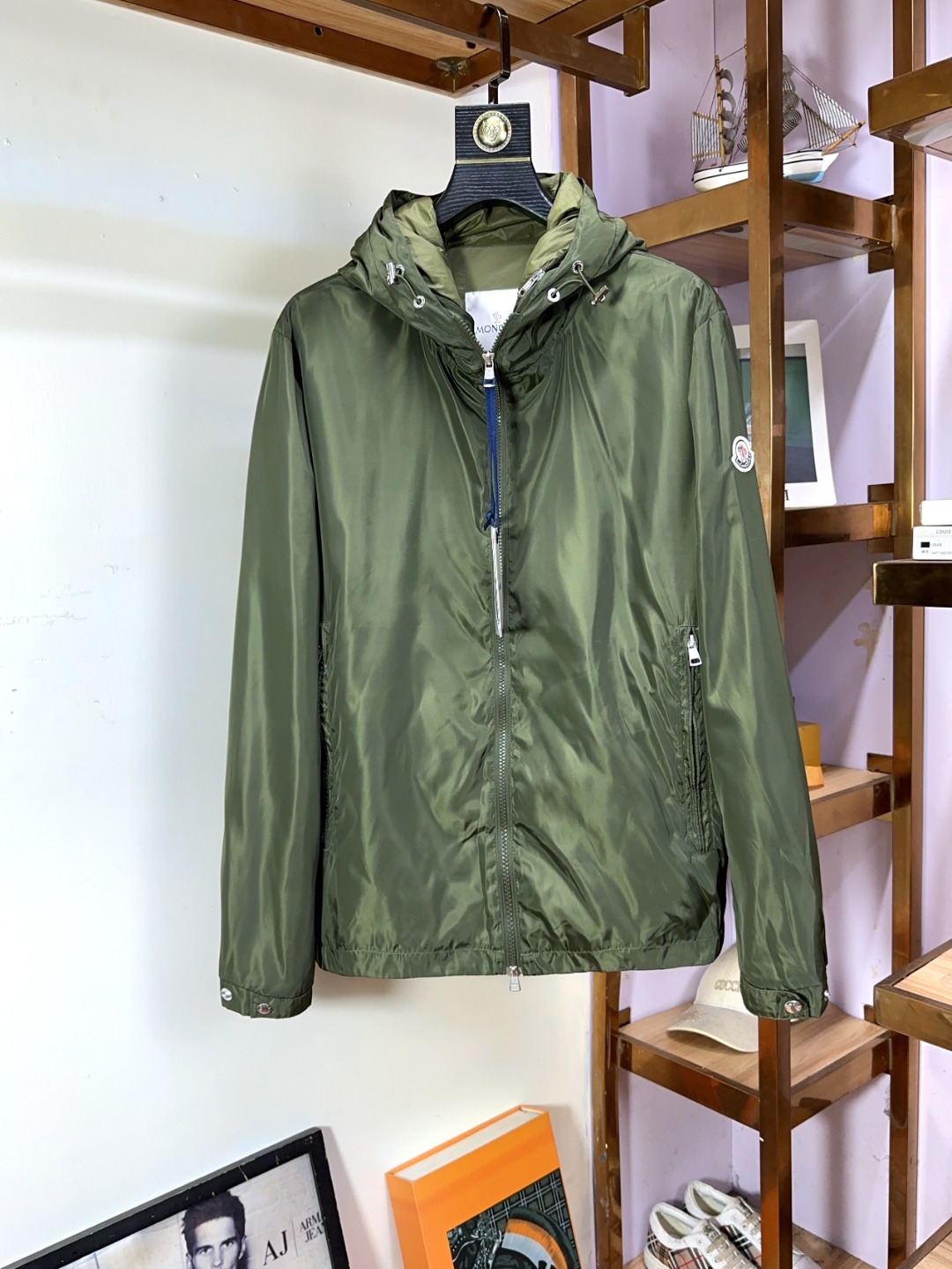 NO:513867,Moncler mask new fashionable high-end men's style, classic jacket recommendation!  Men's jacket, fashionable and casual jacket, high-woven and super delicate high-tech smooth composite fabric material, the texture of the fabric is very high-end and delicate, with a strong sense of class, and the auxiliary materials are all customized to create a brand logo. It is both business and casual, and the style is versatile and suitable for all occasions. Anyone can easily control it!  Code count 1-5 (equivalent to national code M-3XL), Moncler, jackets & coats, jackets & coats, alexander wang19860909Moncler 蒙口 新款时尚高端男款,经典爆款夹克推荐！男士外套,时尚休闲外套夹克 ,高织超细腻的高科技爽滑复合布材质,面料的质感很高档细腻,档次感强 ,辅料全定制出品牌logo.商务休闲兼备款,款式百搭适合各种场合 ,任何人都可以轻松驾驭！码数1-5码（等同国码M-3XL）,,Moncler,jackets & coats,jackets & coats,alexander wang,Men's clothing