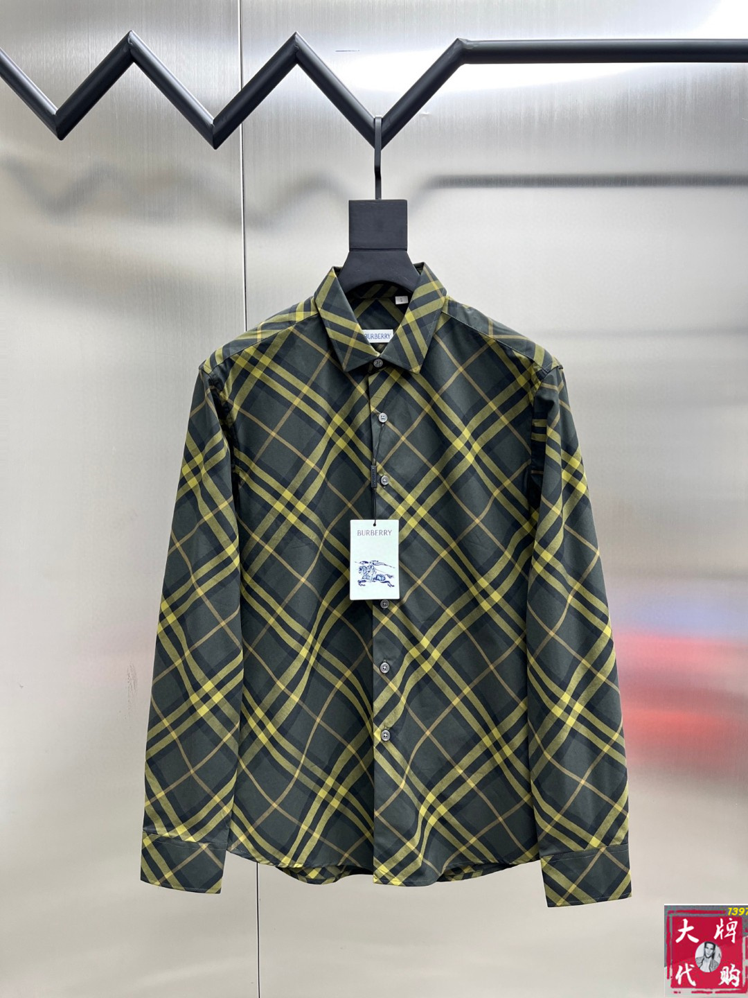 NO:513850,Burberry long-sleeved shirts and shirts are synchronized on the official website. Channel goods. High-end customization. The quality can stand any form of test and give you a unique upper body experience!  All have undergone strict selection process, customized original auxiliary materials, fashionable and versatile trend. The upper body is elegant and handsome, full of personality, and a new visual feeling. High-version Number M~3XL, burberry, burberry, shirts, alexander wang19860909巴宝莉 Burberry长袖 衬衫 衬衣官网同步爆款 渠道货 高端定制 品质经得起任何形式检验,赋予你与众不同的上身体验！均经过严格的挑选工序,定制原版辅料,时尚百搭潮 上身优雅帅气, 个性十足,焕然一新的即视感 高版本 码数M~3XL,,burberry,burberry,shirts,alexander wang,Men's clothing