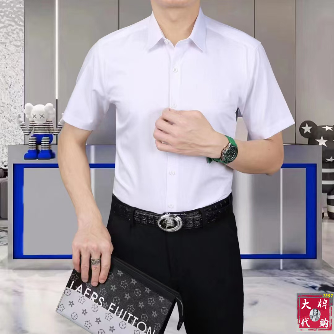 NO:513858,Burberry 2025ss Spring and Summer New Men's Short Sleeve Classic Plaid Shirt Shirt, High-end Version!  Customized fabrics for counters are breathable and comfortable, with impeccable details, and the brand element design concept reflects high quality. The feel is delicate and soft!  It presents casual cut, unbeaten style, exquisite craftsmanship can stand the test, and the upper body style is excellent!  Standard code number 48-56 codes, burberry, burberry, shirts, T-shirt, alexander wang19860909Burberry 巴宝莉 2025ss春夏新款男士短袖经典格子衬衣 衬衫,高端版本！专柜定制面料 透气舒适度高,细节无可挑剔,品牌元素设计理念,体现高品质.手感细腻柔软！呈现休闲裁剪,长久不败款,精致的工艺经得起检验,上身版型超赞！标准码数48-56码,,burberry,burberry,shirts,T-shirt,alexander wang,Men's clothing