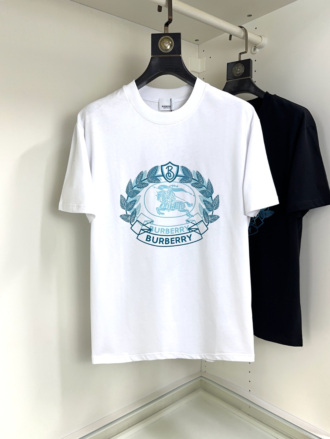 NO:513854,Burberry Top round neck, casual short-sleeved high-end custom versatile style, anyone can easily control it. The fabric is fully customized craftsmanship, the latest logo design of the luxurious classic brand on the chest, which is very high-end and must be entered if you understand the goods!  The style and tailoring are slim styles, which are very exquisite, showing aura and highlighting the exquisiteness of business men. This is the unique feature, the right slim fit, and the upper body effect is very good!  Size S-XL can wear 190 catties, burberry, burberry, T-shirt, alexander wang19860909Burberry 巴宝莉 顶级圆领休闲短袖高级定制百搭款式 任何人都可以轻松驾驭 面料全订制工艺 胸前奢华经典品牌最新logo设计,非常显档次懂货的必须入！版型剪裁属于修身款 非常精致,显气场,又会凸显商务男士的精致,这就是独到之处,恰到好处的修身,上身效果非常赞！尺码S-XL 可穿190斤,,burberry,burberry,T-shirt,alexander wang,Men's clothing