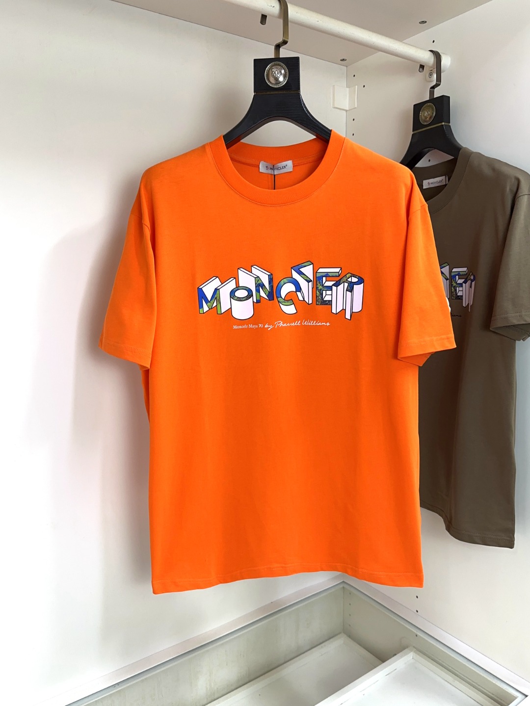 NO:513839,Moncler masked top round neck casual short sleeve high-end custom versatile styles that anyone can easily control. Fully customized fabric craftsmanship, the latest logo design of luxury classic brand on the chest, which is very high-end and must be entered if you understand the goods!  The style and tailoring are slim styles, which are very exquisite, showing aura and highlighting the exquisiteness of business men. This is the unique feature, the right slim fit, and the upper body effect is very good!  Size S-XL can wear 190 catties, Moncler, T-shirt, alexander wang19860909Moncler 蒙口 顶级圆领休闲短袖高级定制百搭款式 任何人都可以轻松驾驭 面料全订制工艺 胸前奢华经典品牌最新logo设计,非常显档次懂货的必须入！版型剪裁属于修身款 非常精致,显气场,又会凸显商务男士的精致,这就是独到之处,恰到好处的修身,上身效果非常赞！尺码S-XL 可穿190斤,,Moncler,T-shirt,alexander wang,Men's clothing