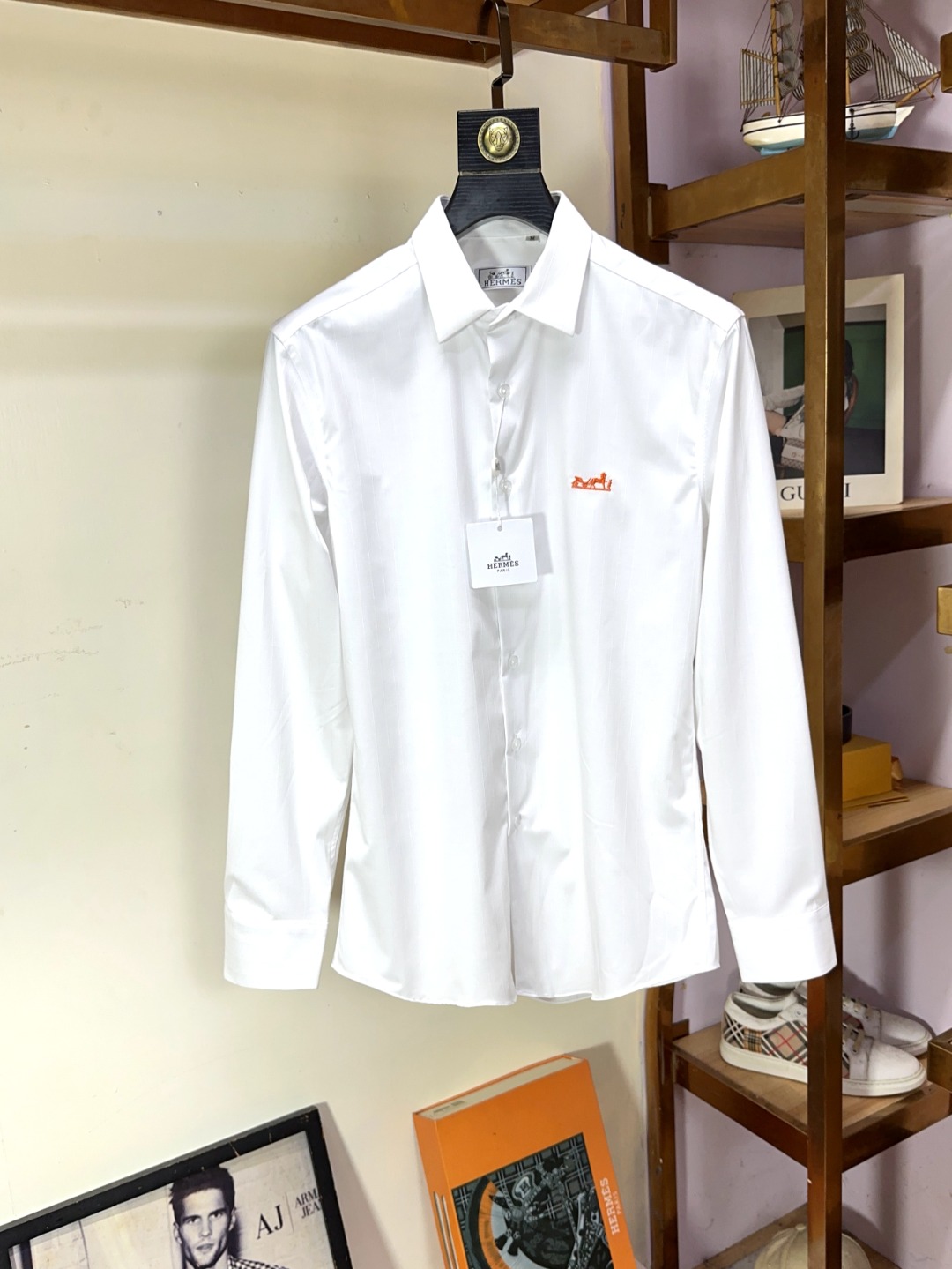 NO:513881,Hermes Top-grade business original single long-sleeved shirt high-end custom versatile styles, anyone can easily control it. Fully customized fabric craftsmanship, the latest logo design of luxury classic brand on the chest, which is very high-end and must be entered if you understand the goods!  The style and tailoring are slim styles, which are very exquisite, showing aura and highlighting the exquisiteness of business men. This is the unique feature, the right slim fit, and the upper body effect is very good!  Size M-3XL (maximum wear to 190 catties), hermes, hermes,shirts,alexander wang19860909Hermes 爱马仕 顶级商务原单长袖衬衫高级定制百搭款式 任何人都可以轻松驾驭 面料全订制工艺 胸前奢华经典品牌最新logo设计,非常显档次懂货的必须入！版型剪裁属于修身款 非常精致,显气场,又会凸显商务男士的精致,这就是独到之处,恰到好处的修身,上身效果非常赞！尺码M-3XL（最大穿到190斤）,,hermes,hermes,shirts,alexander wang,Men's clothing