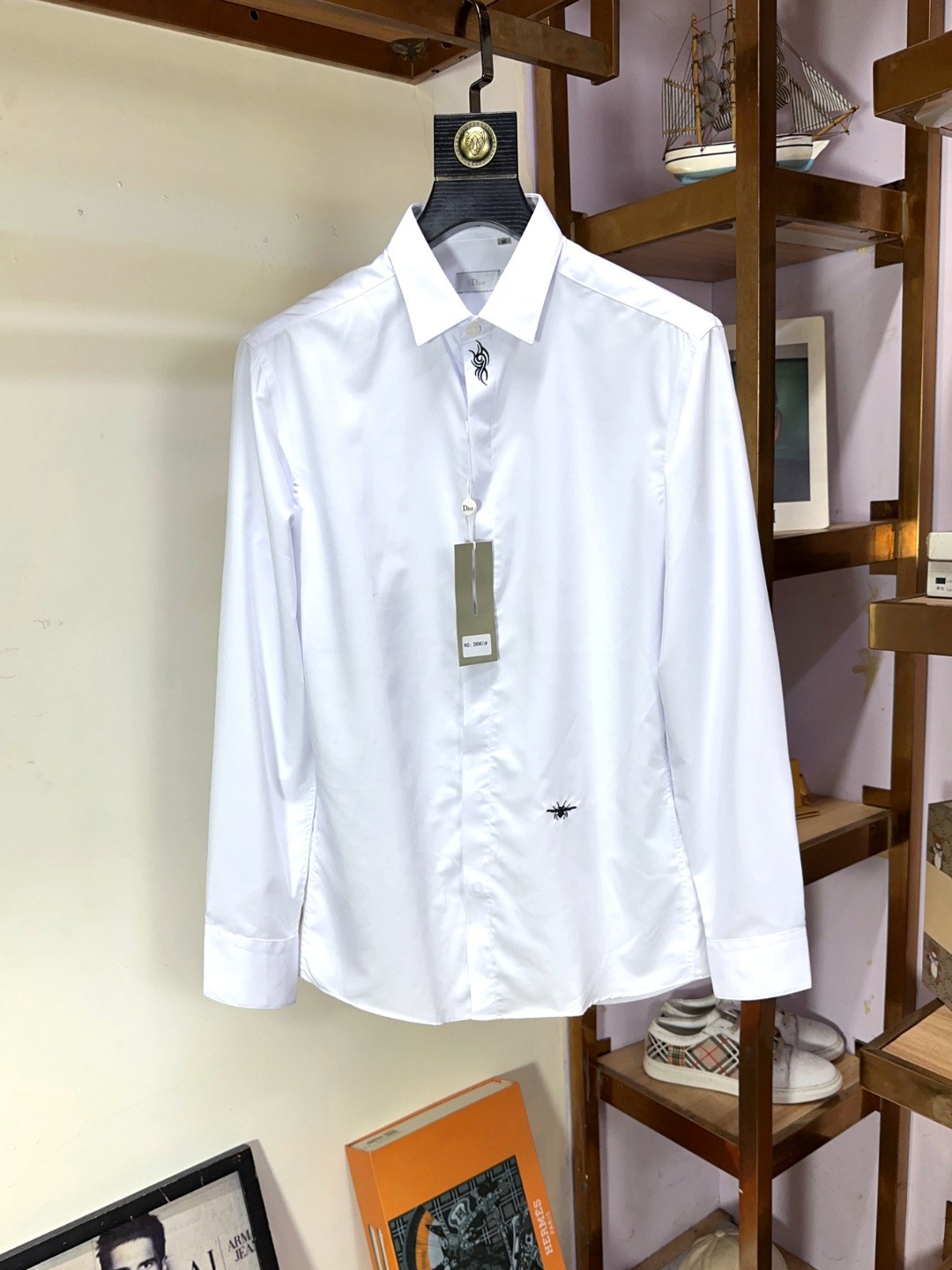 NO:513863,DIOR Top-level business original single long-sleeved shirt high-end custom versatile styles, anyone can easily control it. Fully customized fabric craftsmanship, the latest logo design of luxury classic brand on the chest, which is very high-end and must be entered if you understand the goods!  The style and tailoring are slim styles, which are very exquisite, showing aura and highlighting the exquisiteness of business men. This is the unique feature, the right slim fit, and the upper body effect is very good!  Size M-3XL (maximum wear to 190 catties), dior, dior, shirts, alexander wang19860909DIOR 迪奥 顶级商务原单长袖衬衫高级定制百搭款式 任何人都可以轻松驾驭 面料全订制工艺 胸前奢华经典品牌最新logo设计,非常显档次懂货的必须入！版型剪裁属于修身款 非常精致,显气场,又会凸显商务男士的精致,这就是独到之处,恰到好处的修身,上身效果非常赞！尺码M-3XL（最大穿到190斤）,,dior,dior,shirts,alexander wang,Men's clothing