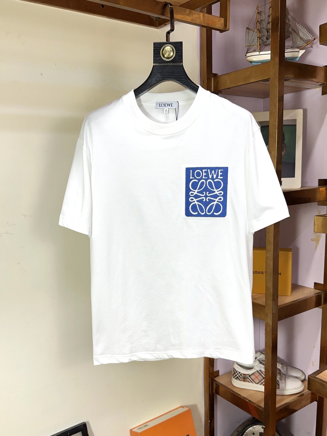 NO:513866,Loewe, Fat Brother Gospel Maximum XL can wear 200 pounds, top-level round neck casual short sleeves, top-level version, high-end custom versatile styles, anyone can easily control the fabric, full customization and craftsmanship, the latest logo design of the luxurious classic brand on the chest, very high-end and those who understand goods must enter!  The style and tailoring are slim styles, which are very exquisite, showing aura and highlighting the exquisiteness of business men. This is the unique feature, the right slim fit, and the upper body effect is very good!  Size XS-XL (counter code is equivalent to M-3XL), loewe,loewe,T-shirt,alexander wang19860909Loewe 罗意威 胖哥福音最大XL可穿200斤 顶级圆领休闲短袖 顶级版本 高级定制百搭款式 任何人都可以轻松驾驭 面料全订制工艺 胸前奢华经典品牌最新logo设计,非常显档次懂货的必须入！版型剪裁属于修身款 非常精致,显气场,又会凸显商务男士的精致,这就是独到之处,恰到好处的修身,上身效果非常赞！尺码XS-XL（专柜码等同M-3XL）,,loewe,loewe,T-shirt,alexander wang,Men's clothing