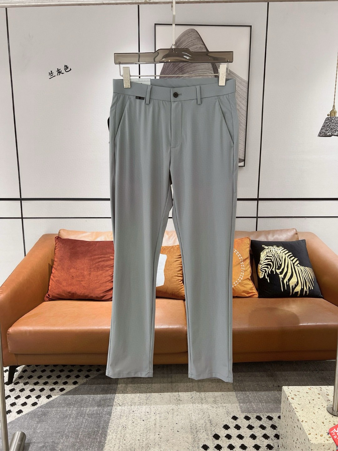 NO:514977,Prada Prada Spring and Summer Asian Counter Series Latest Model!  High-end ruthless goods, high-end customized slim-fit business casual elastic pants, original hardware, a model that is fully suitable for daily business and leisure, with super positive upper body effect, three-dimensional slim-fit buttock lift, and the leg lines are fully demonstrated, including Tennis special cotton fabric!  It belongs to the type of woven cotton!  The texture is firm and delicate, the upper body is very comfortable and stylish, and it is extremely practical and versatile, which is very worth buying!  Requested recommendations from old customers!  !  Size 29-40, prada, prada, alexander wang19860909Prada 普拉达 春夏亚洲专柜系列最新款！高端狠货 高端订制修身商务休闲松紧裤 原版五金 日常商务休闲都完全适用的款,上身效果超正,立体修身提臀,腿部线条完全得到彰显,含天丝特殊棉面料！属于色织棉的类型！纹理紧致细腻,上身非常舒适有型,而且极为实穿百搭,非常值得入手！老客户必收推荐！！尺码29-40,,prada,prada,alexander wang,Men's clothing