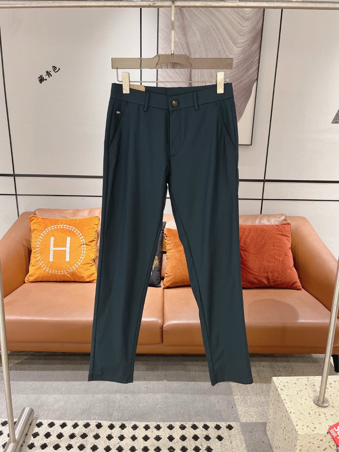 NO:514986,Burberry Spring and Summer Asian Counter Series Latest Models!  High-end ruthless goods, high-end customized slim-fit business casual elastic pants, original hardware, a model that is fully suitable for daily business and leisure, with super positive upper body effect, three-dimensional slim-fit buttock lift, and the leg lines are fully demonstrated, including Tennis special cotton fabric!  It belongs to the type of woven cotton!  The texture is firm and delicate, the upper body is very comfortable and stylish, and it is extremely practical and versatile, which is very worth buying!  Requested recommendations from old customers!  !  Size 29-40, Burberry, Burberry, Alexander wang19860909Burberry 巴宝莉 春夏亚洲专柜系列最新款！高端狠货 高端订制修身商务休闲松紧裤 原版五金 日常商务休闲都完全适用的款,上身效果超正,立体修身提臀,腿部线条完全得到彰显,含天丝特殊棉面料！属于色织棉的类型！纹理紧致细腻,上身非常舒适有型,而且极为实穿百搭,非常值得入手！老客户必收推荐！！尺码29-40,,burberry,burberry,alexander wang,Men's clothing