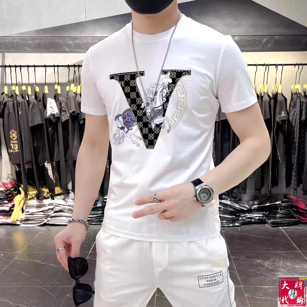 NO:514979,Versace Fat Brother Gospel Max 4XL wears up to 200 catties top-grade round neck short sleeve high-end custom versatile styles. Anyone can easily control the fabric. Fully customized craftsmanship. The latest logo design of the luxurious classic brand on the chest is very high-end. Those who understand goods must enter!  The style and tailoring are slim styles, which are very exquisite, showing aura and highlighting the exquisiteness of business men. This is the unique feature, the right slim fit, and the upper body effect is very good!  Size M-4XL, versace, versace, T-shirt, alexander wang19860909Versace 范思哲 胖哥福音最大4XL穿到200斤顶级圆领短袖高级定制百搭款式 任何人都可以轻松驾驭 面料全订制工艺 胸前奢华经典品牌最新logo设计,非常显档次懂货的必须入！版型剪裁属于修身款 非常精致,显气场,又会凸显商务男士的精致,这就是独到之处,恰到好处的修身,上身效果非常赞！尺码M-4XL,,versace,versace,T-shirt,alexander wang,Men's clothing