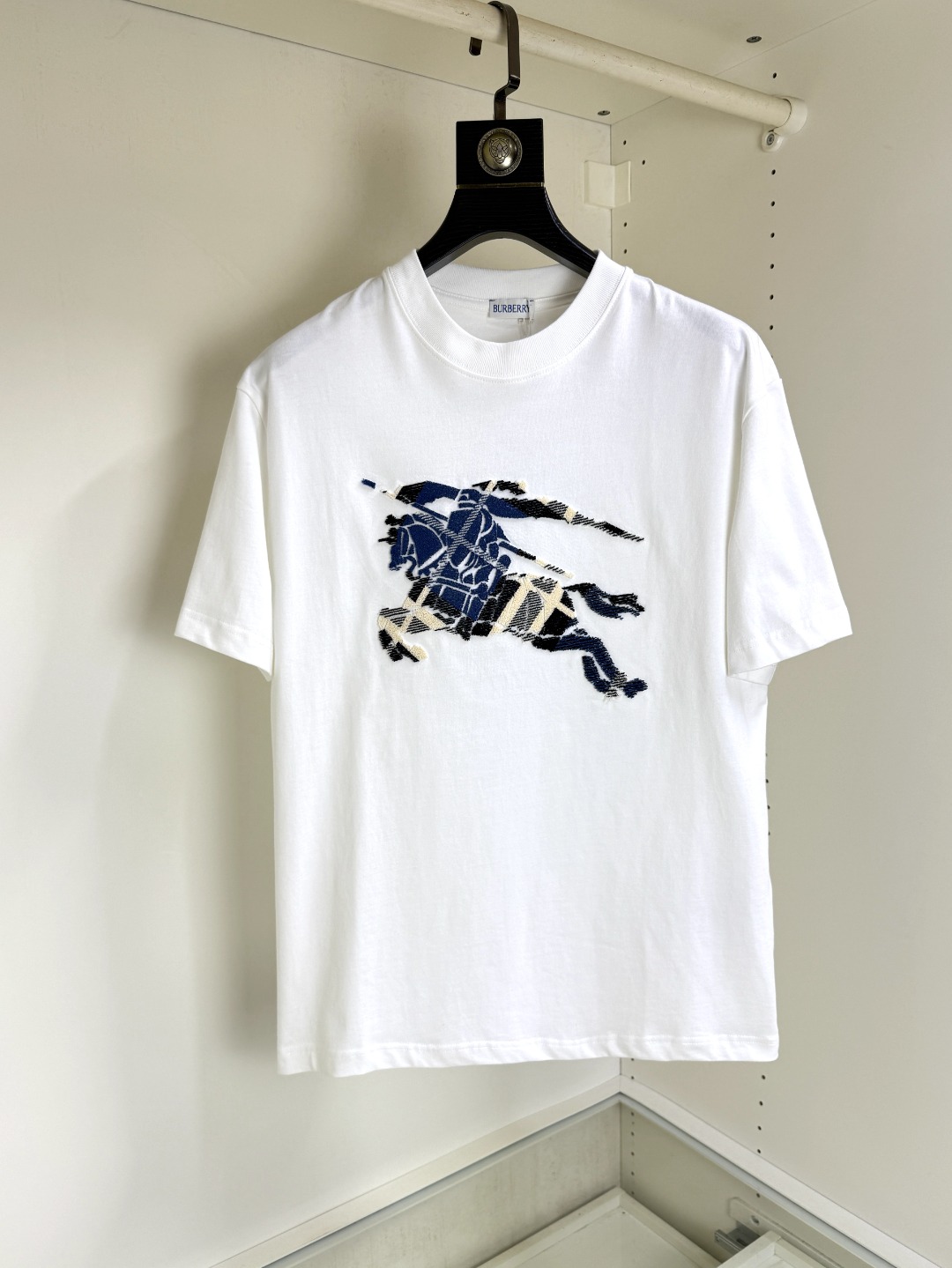 NO:550066,Burberry, Fat Brother Gospel, the largest XL can wear 200 pounds, top-level round neck casual short sleeves, top-level version, high-end custom versatile style, anyone can easily control the fabric, full customization and craftsmanship, the latest logo design of the luxurious classic brand on the chest, very high-end and those who understand goods must enter!  The style and tailoring are slim styles, which are very exquisite, showing aura and highlighting the exquisiteness of business men. This is the unique feature, the right slim fit, and the upper body effect is very good!  Size XS-XL (counter code is equivalent to M-3XL), burberry, burberry, T-shirt, alexander wang19860909Burberry 巴宝莉 胖哥福音最大XL可穿200斤 顶级圆领休闲短袖 顶级版本 高级定制百搭款式 任何人都可以轻松驾驭 面料全订制工艺 胸前奢华经典品牌最新logo设计,非常显档次懂货的必须入！版型剪裁属于修身款 非常精致,显气场,又会凸显商务男士的精致,这就是独到之处,恰到好处的修身,上身效果非常赞！尺码XS-XL（专柜码等同M-3XL）,,burberry,burberry,T-shirt,alexander wang,Men's clothing