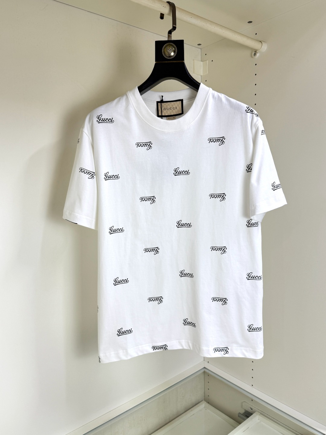 NO:531038,Gucci Gucci Fat Brother Gospel Maximum XL can wear 200 kilograms Top-level round neck casual short sleeves Top-level version High-end custom versatile styles Anyone can easily control the fabric is fully customized craftsmanship The latest logo design of the luxurious classic brand on the chest is very high-end, and those who understand goods must enter!  The style and tailoring are slim styles, which are very exquisite, showing aura and highlighting the exquisiteness of business men. This is the unique feature, the right slim fit, and the upper body effect is very good!  Size XS-XL (counter code is equivalent to M-3XL), gucci, T-shirt, alexander wang19860909Gucci 古奇 胖哥福音最大XL可穿200斤 顶级圆领休闲短袖 顶级版本 高级定制百搭款式 任何人都可以轻松驾驭 面料全订制工艺 胸前奢华经典品牌最新logo设计,非常显档次懂货的必须入！版型剪裁属于修身款 非常精致,显气场,又会凸显商务男士的精致,这就是独到之处,恰到好处的修身,上身效果非常赞！尺码XS-XL（专柜码等同M-3XL）,,gucci,T-shirt,alexander wang,Men's clothing