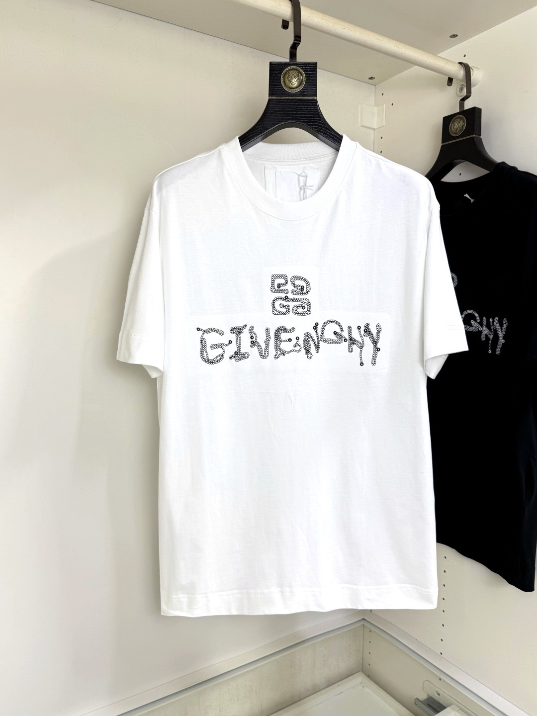 NO:518037,Givenchy Givenchy Fat Brother Gospel Maximum XL can wear 200 pounds, top-level round neck casual short sleeves, top-level version, high-end custom versatile styles, anyone can easily control the fabric, full customization and craftsmanship, the latest logo design of the luxurious classic brand on the chest, very high-end and those who understand goods must enter!  The style and tailoring are slim styles, which are very exquisite, showing aura and highlighting the exquisiteness of business men. This is the unique feature, the right slim fit, and the upper body effect is very good!  Size XS-XL (counter code is equivalent to M-3XL), given , given , given , given , T-shirt, alexander wang19860909Givenchy 纪梵希 胖哥福音最大XL可穿200斤 顶级圆领休闲短袖 顶级版本 高级定制百搭款式 任何人都可以轻松驾驭 面料全订制工艺 胸前奢华经典品牌最新logo设计,非常显档次懂货的必须入！版型剪裁属于修身款 非常精致,显气场,又会凸显商务男士的精致,这就是独到之处,恰到好处的修身,上身效果非常赞！尺码XS-XL（专柜码等同M-3XL）,,givenchy,givenchy,T-shirt,alexander wang,Men's clothing
