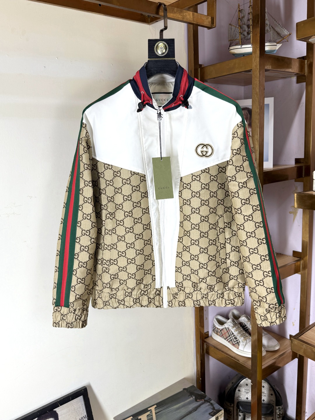 NO:773547,Gucci's latest autumn spliced ​​jacquard stand-collar jacket is complete with three logos. The red and green webbing design on both sides ~ highlights the brand's charm ~ the high-end version is in perfect condition and has a very outstanding design. It can easily enhance the fashion sense and the wiring is neat and meticulous!  A masterpiece from a famous designer!  Full of unique charm. The interior is wrapped with parking spaces. Exquisite craftsmanship, sports and leisure, impeccable first-class design, super correct fit, super handsome upper body, highly recommended for men and women. ……………………………………………… Color khaki blue Size S-XXL,, gucci, jackets & coats, jackets & coats,19860909Gucci 古奇 秋季最新款拼接提花立领夹克外套三标齐全,两侧红绿织带拼接设计～彰显品牌魅力～高端版本 品相完美,非常出彩的设计,轻松将时髦感进阶,走线工整细致！大牌设计师巨作！尽显别致魅力.内里包边车位.工艺精湛,运动休闲于一身,无可挑剔的一流设计,版型超正,上身超级帅气,强烈推荐男女同款 ………………………………………………… 颜色卡其色 蓝色 码数S-XXL,,gucci,jackets & coats,jackets & coats,,Men's clothing