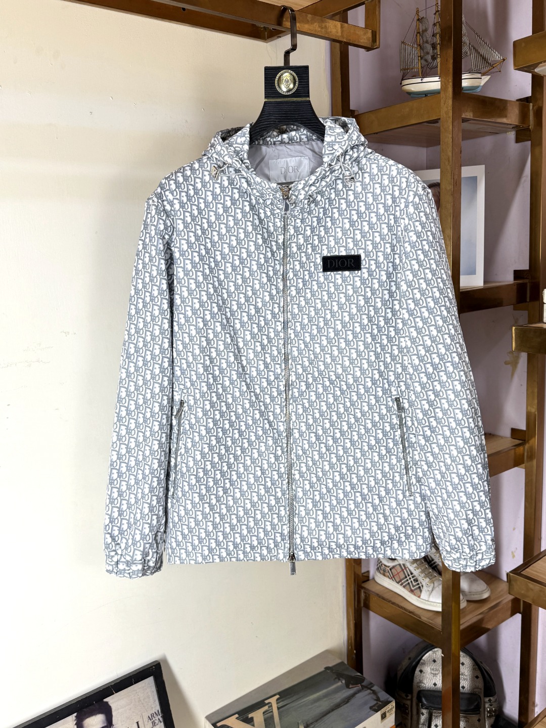 NO:518062,DIOR The latest original single product, fashionable casual jacket, imported original fabric, comfortable and breathable upper body, original hardware and auxiliary decoration, high-end version, perfect appearance, very outstanding design, easy to upgrade the sense of fashion, neat and detailed line!  A masterpiece of a big-name designer!  Shows unique charm. The inner side parking space is covered. The craftsmanship is exquisite, sports and leisure are all in one, the impeccable first-class design, the style is super positive, the upper body is super handsome, highly recommended. The yardage number M-3XL,,dior,dior,jackets & coats,alexander wang19860909DIOR 迪奥 最新品原单狠货,时尚休闲外套,进口原版面料,上身舒适透气,原版五金辅料装饰,高端版本 品相完美,非常出彩的设计,轻松将时髦感进阶,走线工整细致！大牌设计师巨作！尽显别致魅力.内里包边车位.工艺精湛,运动休闲于一身,无可挑剔的一流设计,版型超正,上身超级帅气,强烈推荐 码数M-3XL,,dior,dior,jackets & coats,alexander wang,Men's clothing