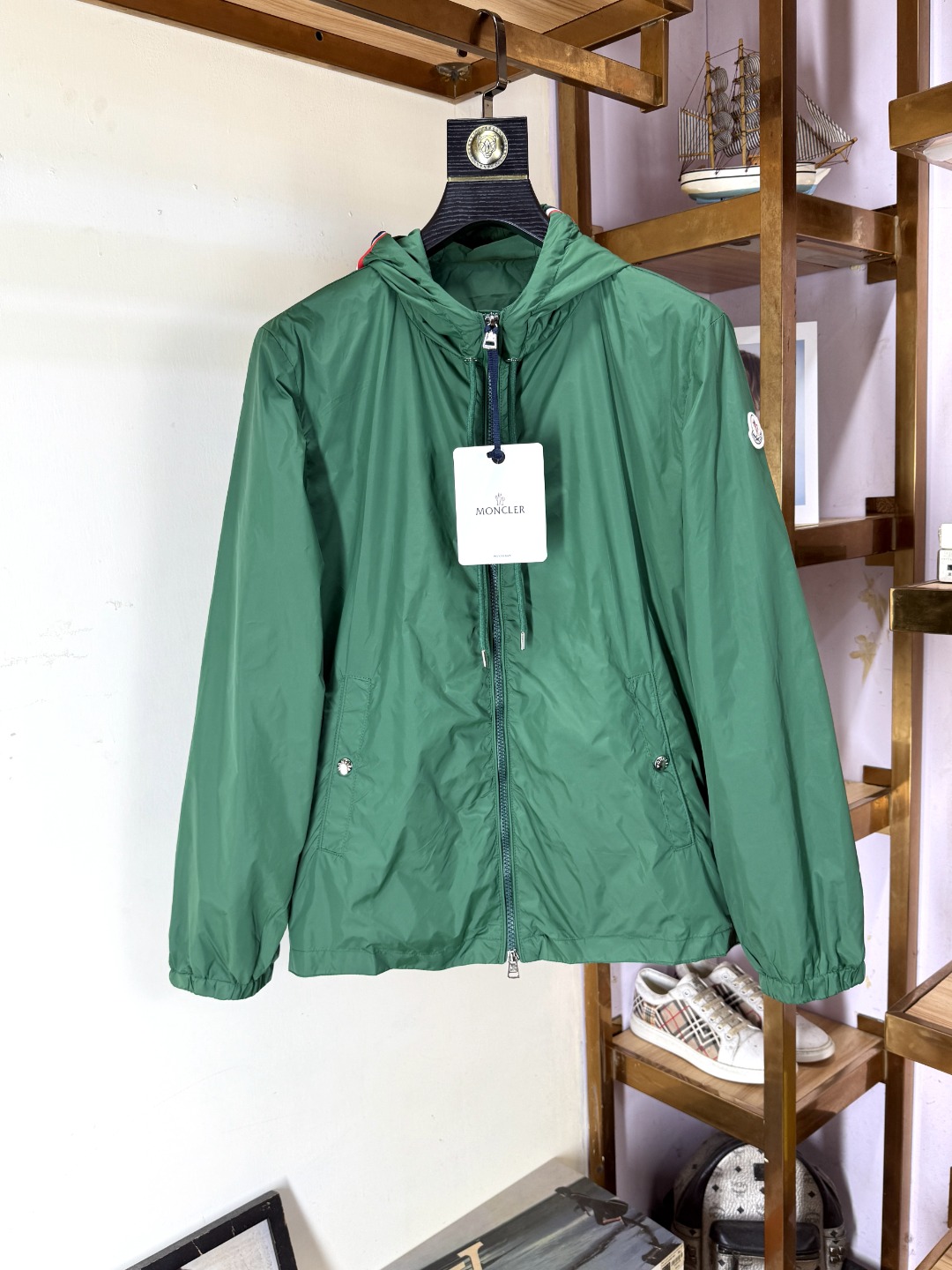 NO:518066,Moncler mask, the latest original single product, fashionable casual jacket, imported original fabric, comfortable and breathable upper body, original hardware and auxiliary decoration, high-end version, perfect appearance, very outstanding design, easy to upgrade the sense of fashion, neat and detailed line!  A masterpiece of a big-name designer!  Shows unique charm. The inner side parking space is covered. The craftsmanship is exquisite, sports and leisure are all in one, the impeccable first-class design, the style is super positive, the upper body is super handsome, highly recommended. The size M-4XL, Moncler, jackets & coats, alexander wang19860909Moncler 蒙口 最新品原单狠货,时尚休闲外套,进口原版面料,上身舒适透气,原版五金辅料装饰,高端版本 品相完美,非常出彩的设计,轻松将时髦感进阶,走线工整细致！大牌设计师巨作！尽显别致魅力.内里包边车位.工艺精湛,运动休闲于一身,无可挑剔的一流设计,版型超正,上身超级帅气,强烈推荐 码数M-4XL,,Moncler,jackets & coats,alexander wang,Men's clothing