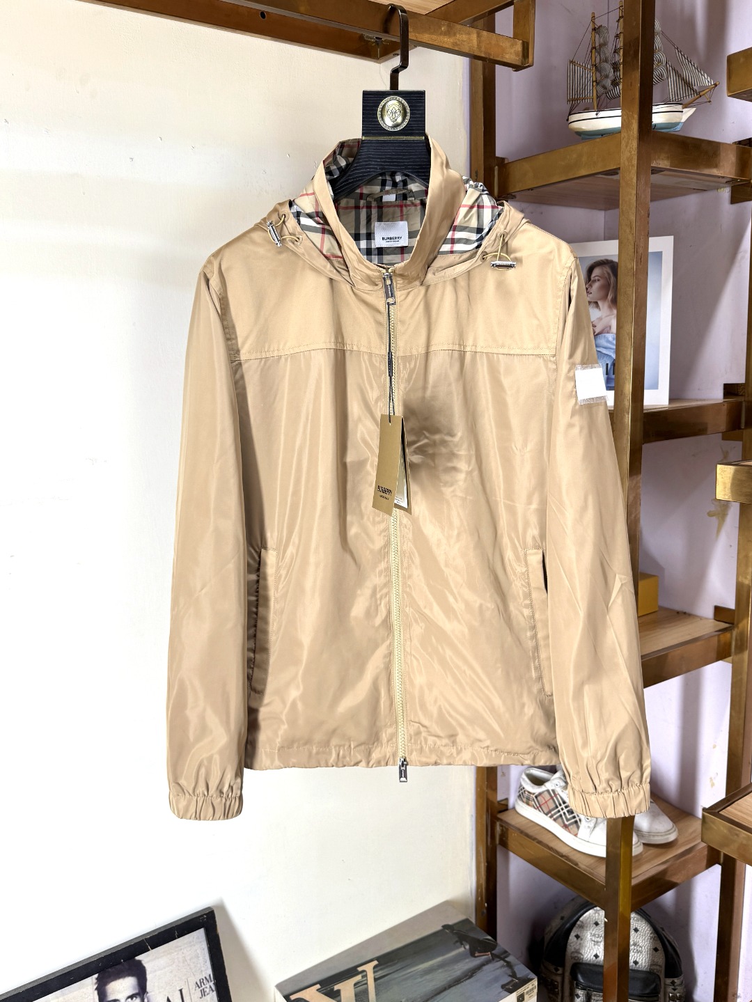 NO:627001,Burberry's latest original product, fashionable casual jacket, imported original fabric, comfortable and breathable upper body, original hardware decoration, high-end version, perfect appearance, very outstanding design, easily upgrade the fashion sense, neat and meticulous wiring!  A masterpiece from a famous designer!  Full of unique charm. The parking space is wrapped inside. Exquisite craftsmanship, sports and leisure, impeccable first-class design, super correct fit, super handsome upper body, highly recommended, size M-3XL,, burberry, burberry, jackets & coats, alexander wang19860909Burberry 巴宝莉 最新品原单狠货,时尚休闲外套,进口原版面料,上身舒适透气,原版五金辅料装饰,高端版本 品相完美,非常出彩的设计,轻松将时髦感进阶,走线工整细致！大牌设计师巨作！尽显别致魅力.内里包边车位.工艺精湛,运动休闲于一身,无可挑剔的一流设计,版型超正,上身超级帅气,强烈推荐 码数M-3XL,,burberry,burberry,jackets & coats,alexander wang,Men's clothing