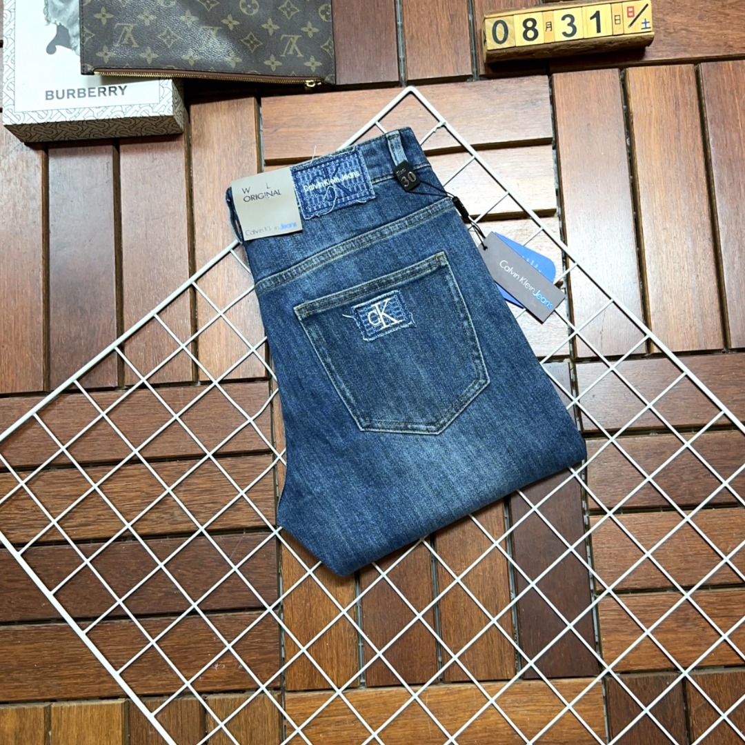 NO:518055,CK New New Products available for sale in counters. The original 1:1 product for physical stores, suitable for all ages. The highest version of imported European fabrics in the market. They are comfortable, soft and skin-friendly. The upper body effect is super fashionable and versatile. They are straight and stylish. They are a must-have in the wardrobe!  Suitable for any occasion Size 30-40, jeans, alexander wang19860909CK 新款新品 专柜有售 实体店极品牛仔裤专柜原版1:1好货,适合各个年龄段.市场最高版本的欧洲进口面料.舒适柔软亲肤,上身效果超级棒时尚百搭,笔挺有型,衣橱必备！适合任何场合穿着 尺码30-40,,jeans,alexander wang,Men's clothing