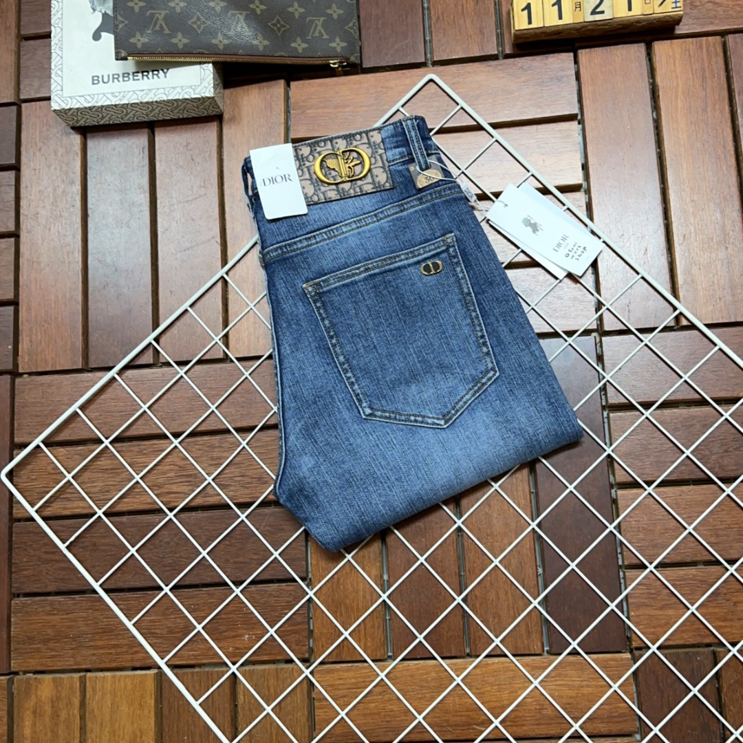 NO:518082,DIOR New style and new products available for sale in physical stores. The original 1:1 good product for the counter, suitable for all ages. The highest version of imported European fabrics in the market. They are comfortable, soft and skin-friendly, with super cool and fashionable and versatile upper body effect, straight and stylish, a must-have for the wardrobe!  Suitable for any occasion Size 30-40, Dior, Dior, Jeans, Alexander wang19860909DIOR 迪奥 新款新品 专柜有售 实体店极品牛仔裤专柜原版1:1好货,适合各个年龄段.市场最高版本的欧洲进口面料.舒适柔软亲肤,上身效果超级棒时尚百搭,笔挺有型,衣橱必备！适合任何场合穿着 尺码30-40,,dior,dior,jeans,alexander wang,Men's clothing