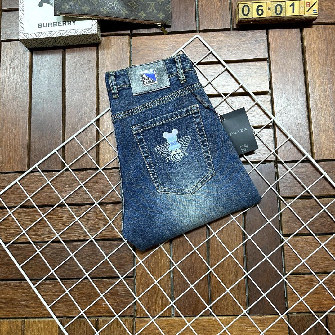 NO:518059,Prada New style and new products available for sale in physical stores. The original 1:1 good product for the counter, suitable for all ages. The highest version of imported European fabrics in the market. They are comfortable, soft and skin-friendly, with super cool and fashionable and versatile upper body effect, straight and stylish, a must-have for the wardrobe!  Suitable for any occasion Size 29-38, prada, prada, jeans, alexander wang19860909Prada 普拉达 新款新品 专柜有售 实体店极品牛仔裤专柜原版1:1好货,适合各个年龄段.市场最高版本的欧洲进口面料.舒适柔软亲肤,上身效果超级棒时尚百搭,笔挺有型,衣橱必备！适合任何场合穿着 尺码29-38,,prada,prada,jeans,alexander wang,Men's clothing