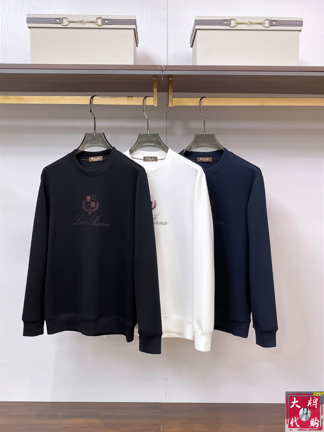 NO:521277,New products of LP autumn gourmet sweatshirt series!  The details are unscrupulous, with a sense of class and luxurious recognition!  It is comfortable and slim when worn. It is lazy and casual, especially pleasing to look at. It is suitable for daily wear~ It feels very comfortable, fashionable and personalized. A super versatile and beautiful sweatshirt!  Code number M-3XL, loro piana, hoodie, sweatshirts, alexander wang19860909LP 秋季高克重卫衣系列新品！细节无法挑剔,极具档次感与奢华辨识度！穿上就是舒适自在又显瘦的存在,慵懒而随性,特别耐看,适合日常穿着～ 手感非常舒服 时尚又个性 超级百搭好看的一款卫衣！码数M-3XL,,loro piana,hoodie,sweatshirts,alexander wang,Men's clothing