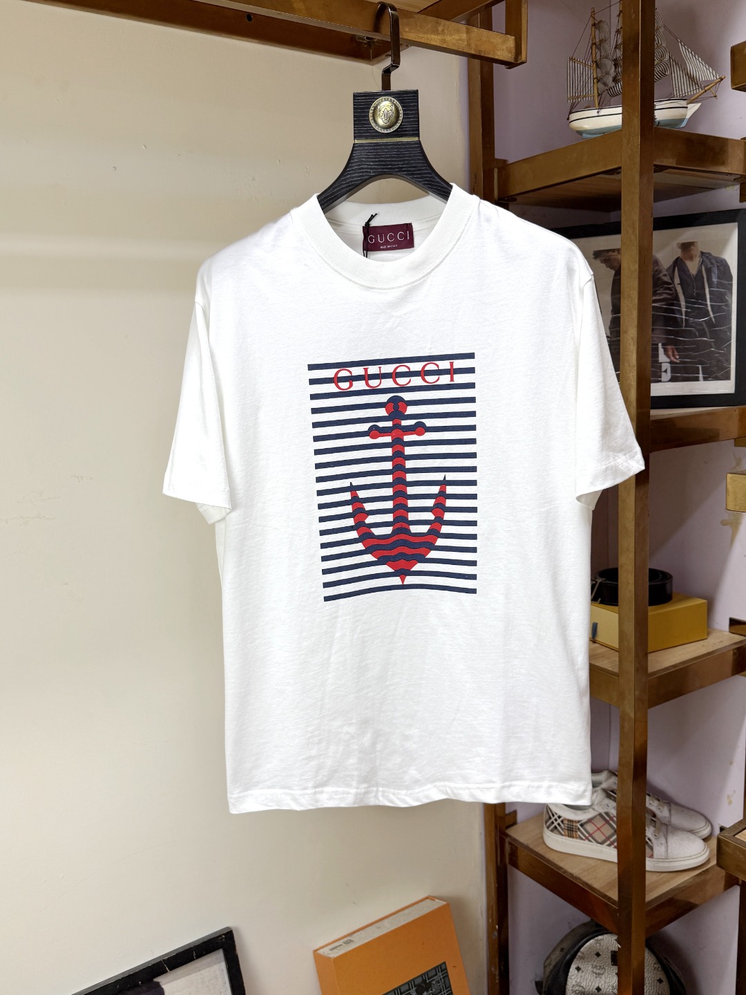 NO:521279,Gucci Gucci Fat Brother Gospel Maximum XL can wear 200 kilograms Top-level round neck casual short sleeves Top-level version High-end custom versatile styles Anyone can easily control the fabric is fully customized craftsmanship, the latest logo design of the luxurious classic brand on the chest, which is very high-end and must be entered if you understand the goods!  The style and tailoring are slim styles, which are very exquisite, showing aura and highlighting the exquisiteness of business men. This is the unique feature, the right slim fit, and the upper body effect is very good!  Size XS-XL (counter code is equivalent to M-3XL), gucci, T-shirt, alexander wang19860909Gucci 古奇 胖哥福音最大XL可穿200斤 顶级圆领休闲短袖 顶级版本 高级定制百搭款式 任何人都可以轻松驾驭 面料全订制工艺 胸前奢华经典品牌最新logo设计,非常显档次懂货的必须入！版型剪裁属于修身款 非常精致,显气场,又会凸显商务男士的精致,这就是独到之处,恰到好处的修身,上身效果非常赞！尺码XS-XL（专柜码等同M-3XL）,,gucci,T-shirt,alexander wang,Men's clothing