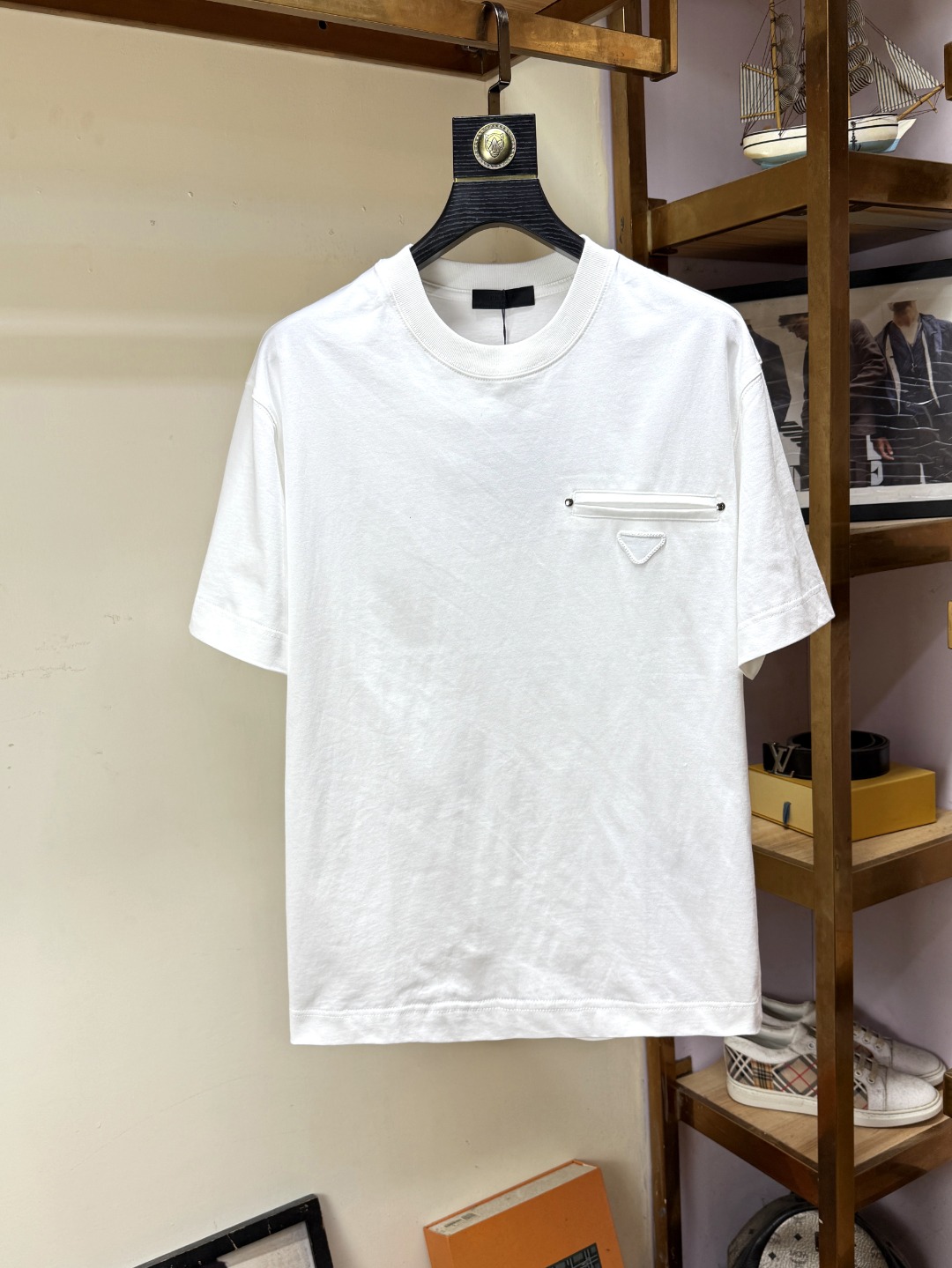 NO:521282,Prada Prada Fat Brother Gospel Maximum XL can wear 200 kilograms Top-level round neck casual short sleeves Top-level version High-end custom versatile styles Anyone can easily control the fabric is fully customized craftsmanship The latest logo design of the luxurious classic brand on the chest is very high-end, and those who understand goods must enter!  The style and tailoring are slim styles, which are very exquisite, showing aura and highlighting the exquisiteness of business men. This is the unique feature, the right slim fit, and the upper body effect is very good!  Size XS-XL (counter code is equivalent to M-3XL), prada, prada, T-shirt, alexander wang19860909Prada 普拉达 胖哥福音最大XL可穿200斤 顶级圆领休闲短袖 顶级版本 高级定制百搭款式 任何人都可以轻松驾驭 面料全订制工艺 胸前奢华经典品牌最新logo设计,非常显档次懂货的必须入！版型剪裁属于修身款 非常精致,显气场,又会凸显商务男士的精致,这就是独到之处,恰到好处的修身,上身效果非常赞！尺码XS-XL（专柜码等同M-3XL）,,prada,prada,T-shirt,alexander wang,Men's clothing